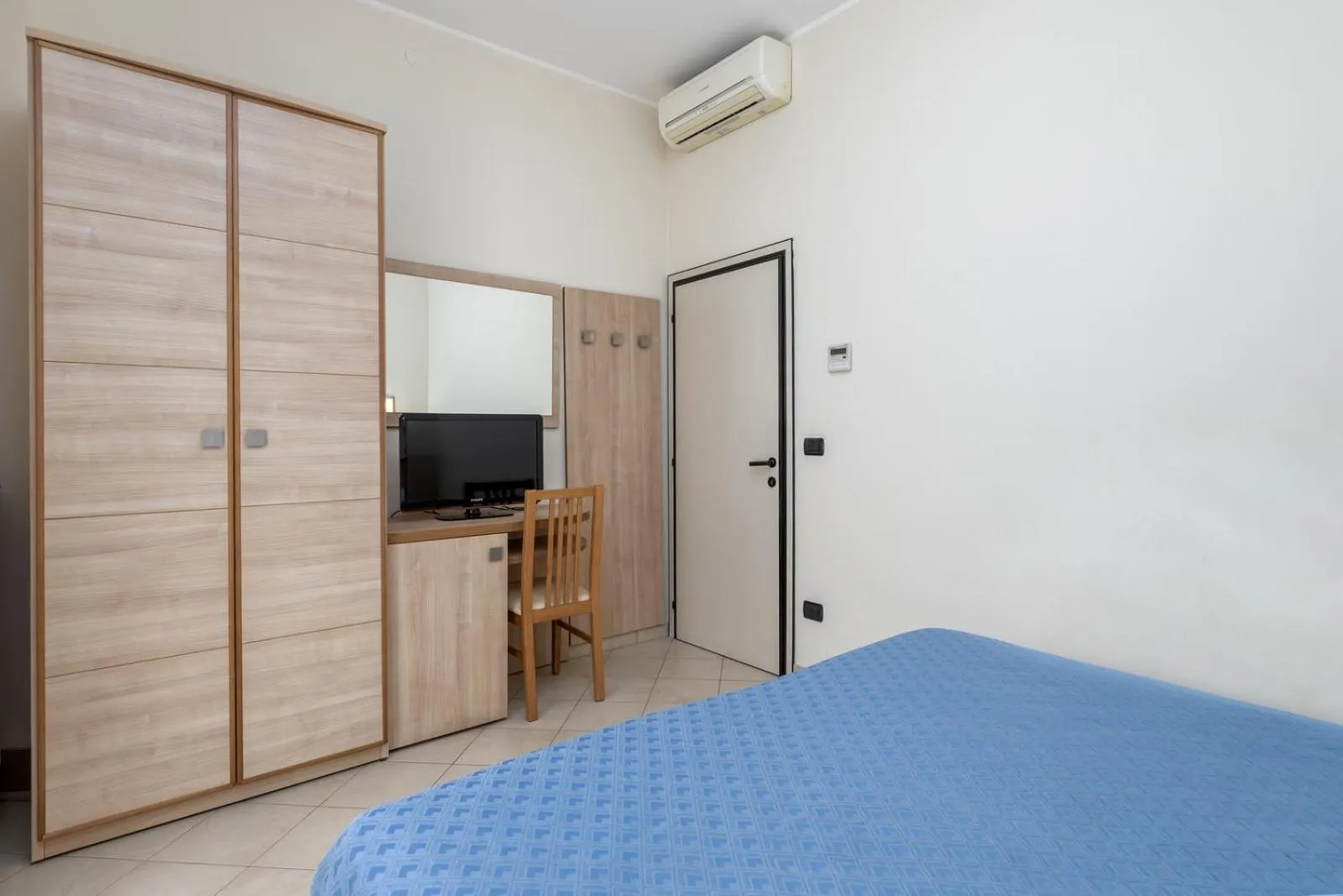 wardrobe, Bed in Hotel Bridge