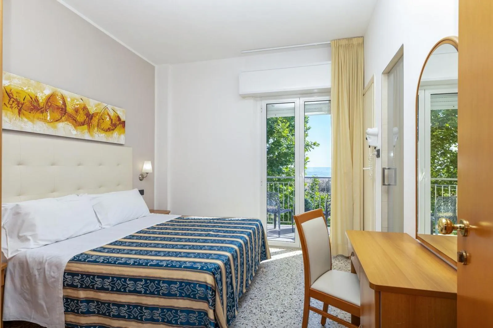 Bedroom, Bed in Hotel Bridge