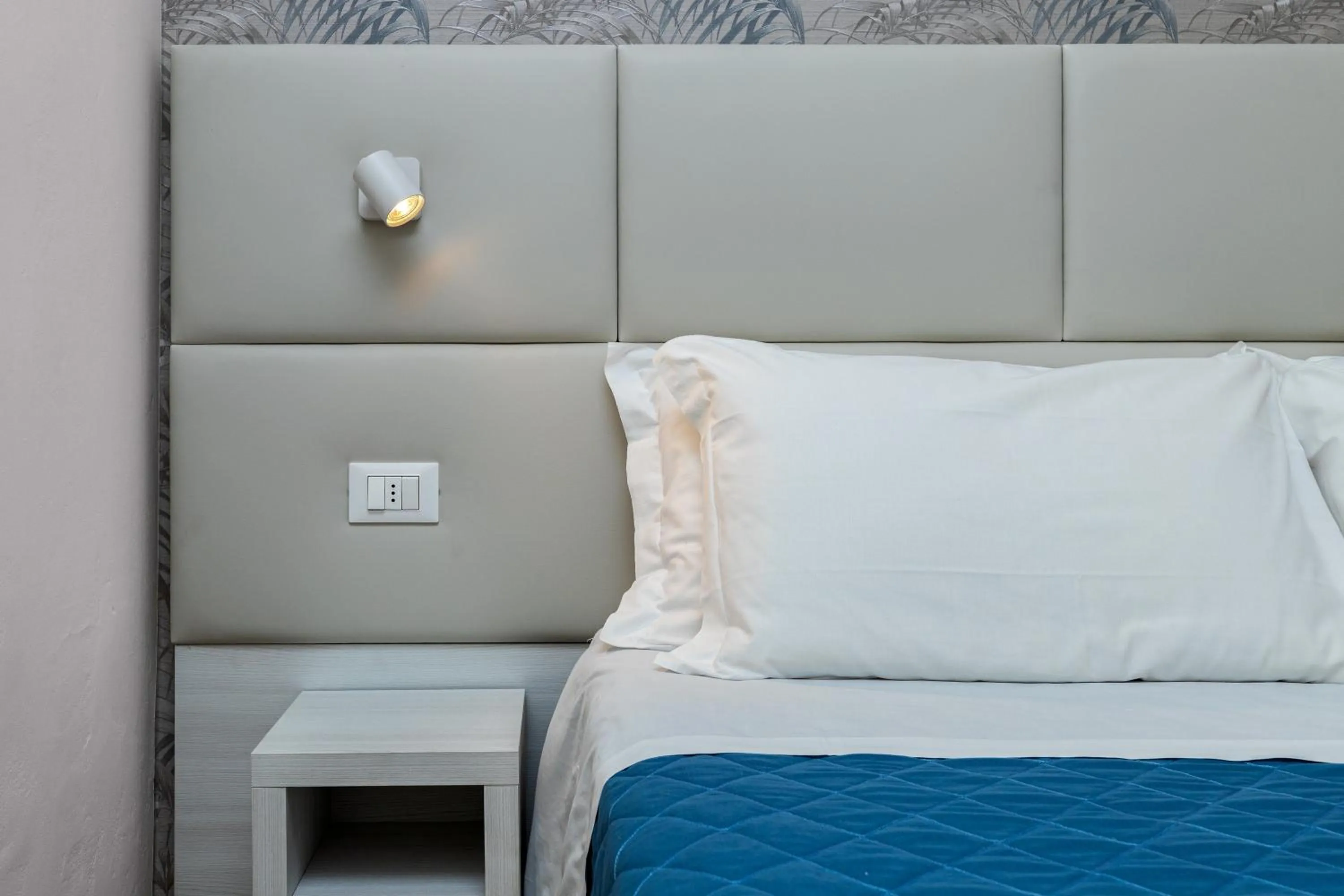 Bedroom, Bed in Hotel Bridge