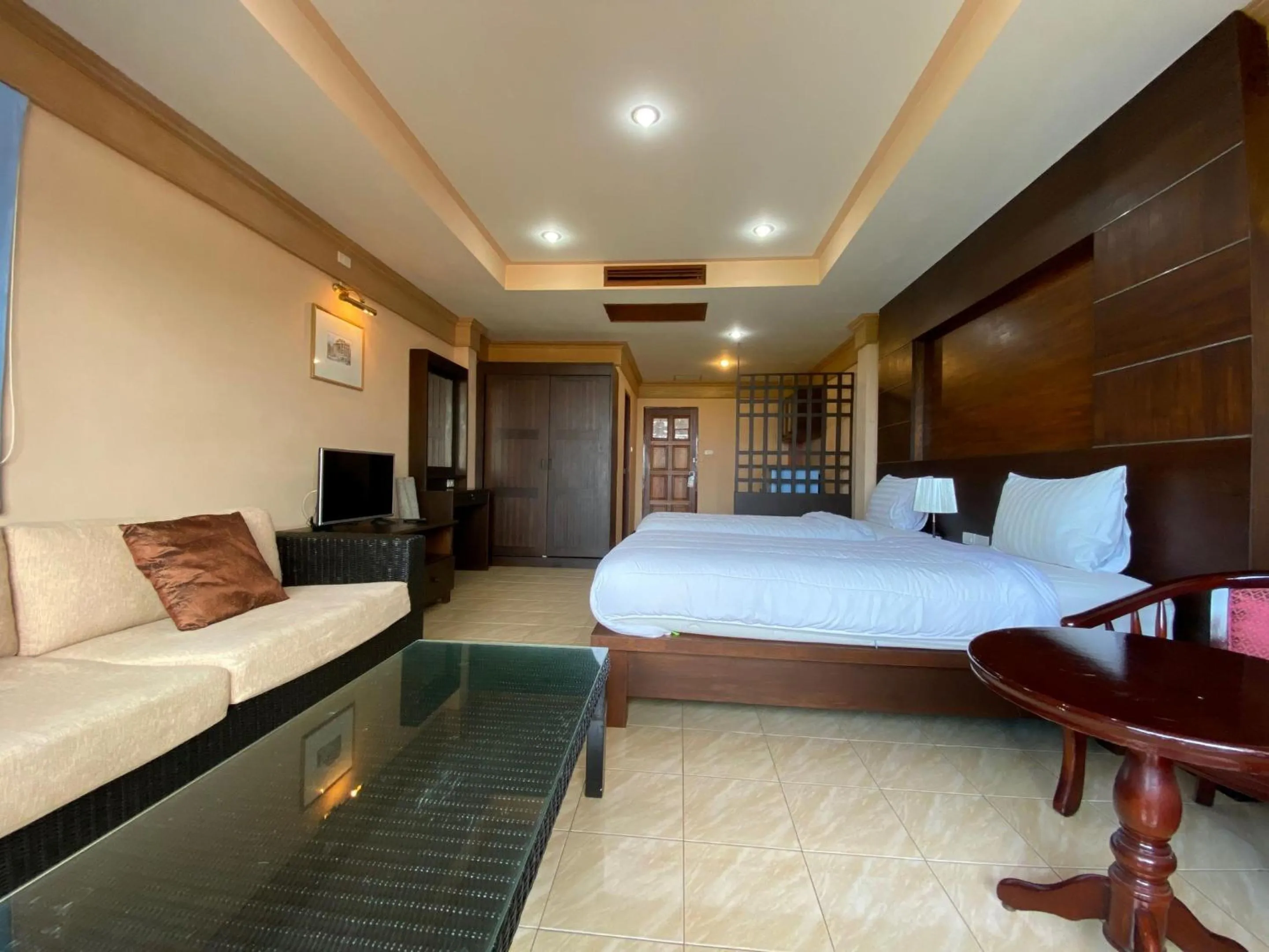 Photo of the whole room, Bed in Baan Kongdee Sunset Resort Kata