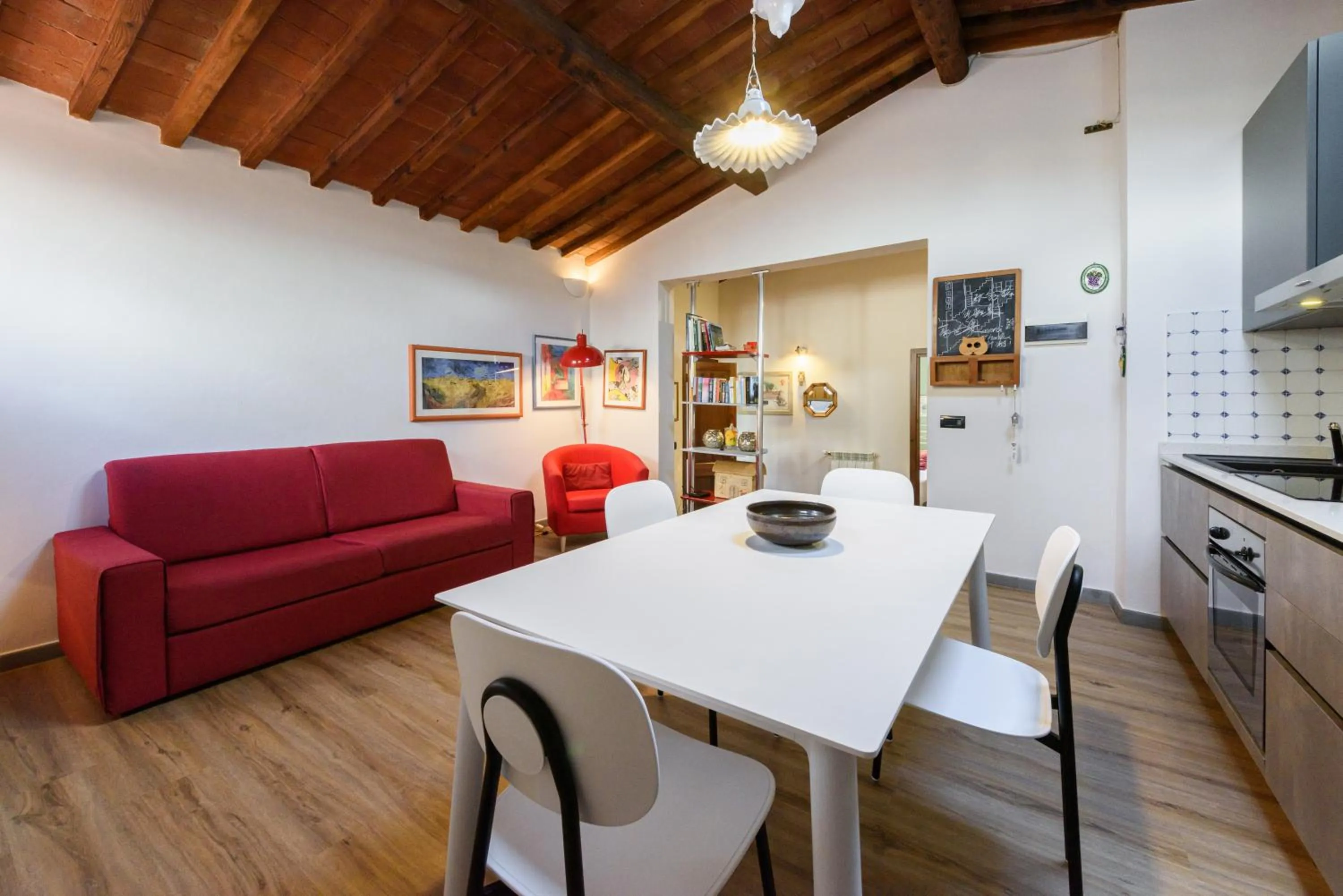 Kitchen or kitchenette in Una finestra sulle Cappelle Medicee by Mmega