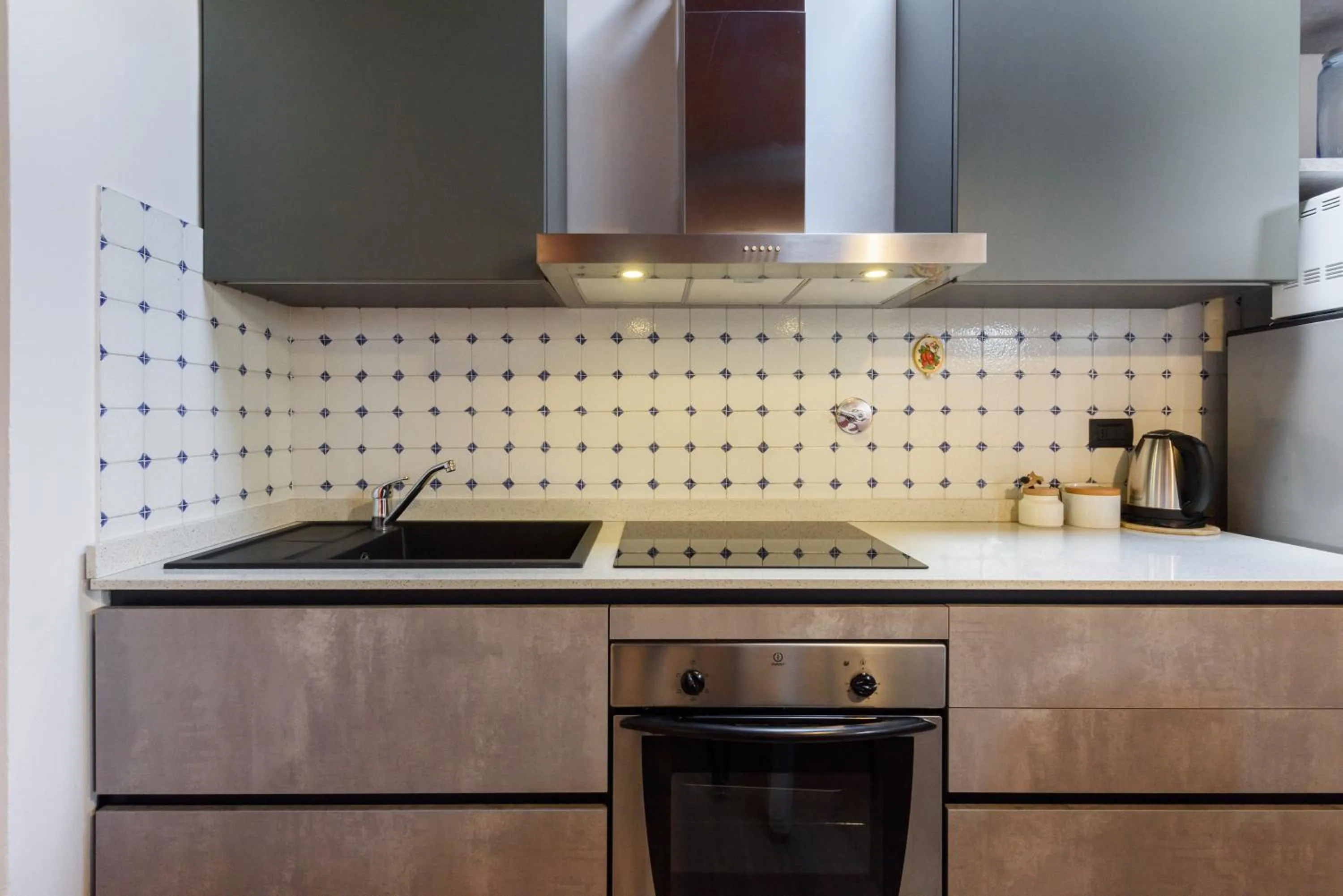 Kitchen or kitchenette in Una finestra sulle Cappelle Medicee by Mmega