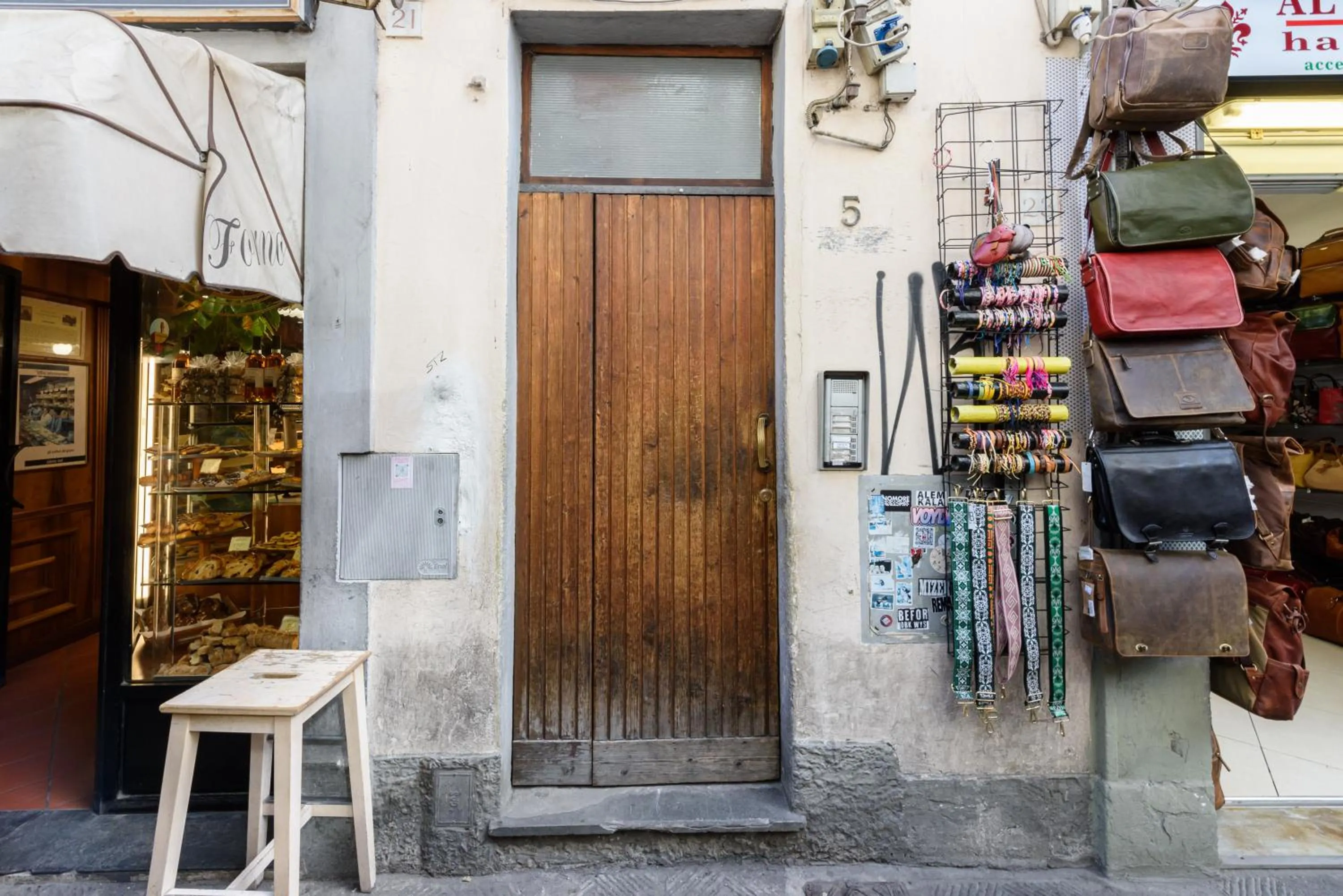 Property building in Una finestra sulle Cappelle Medicee by Mmega