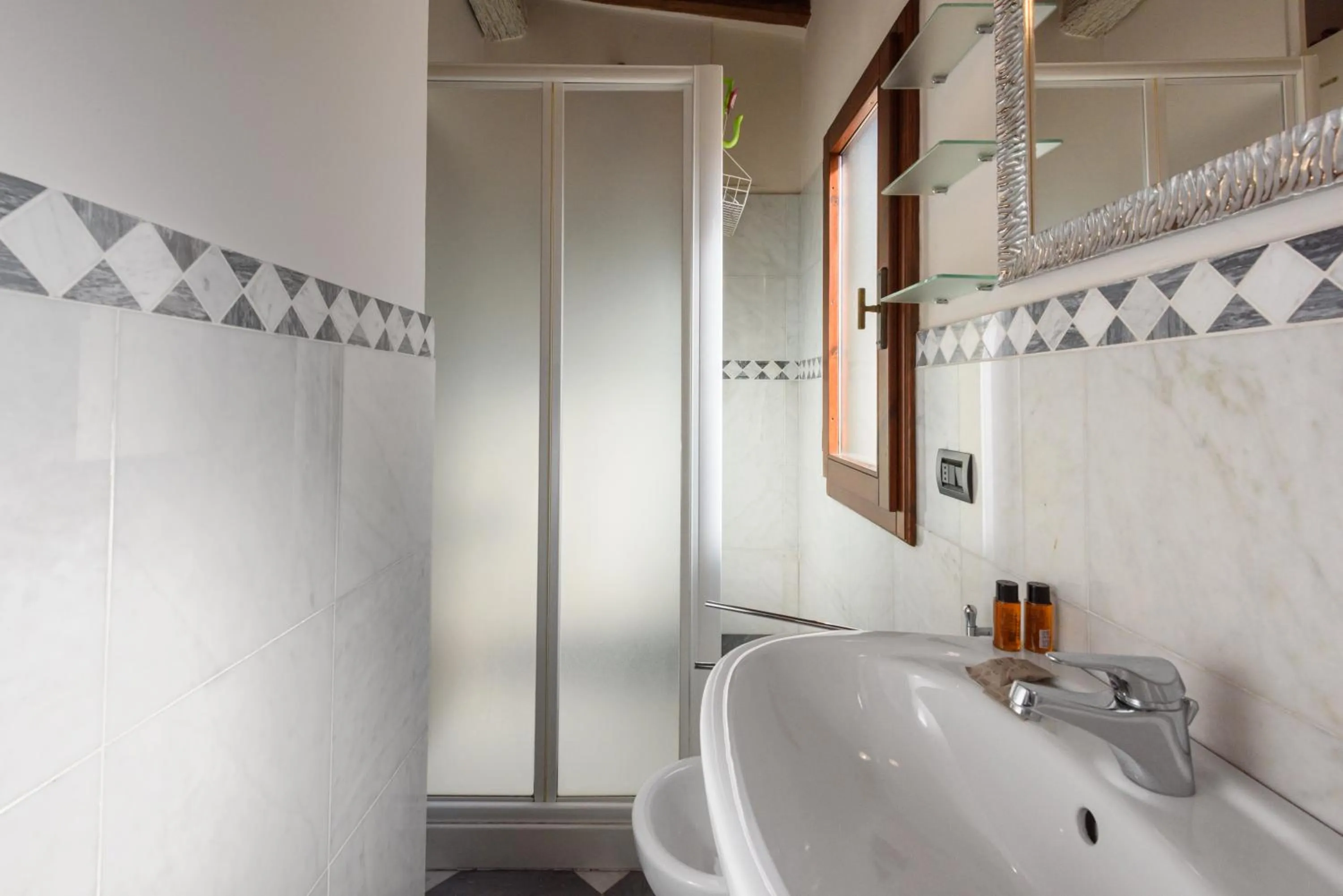 Bathroom in Una finestra sulle Cappelle Medicee by Mmega