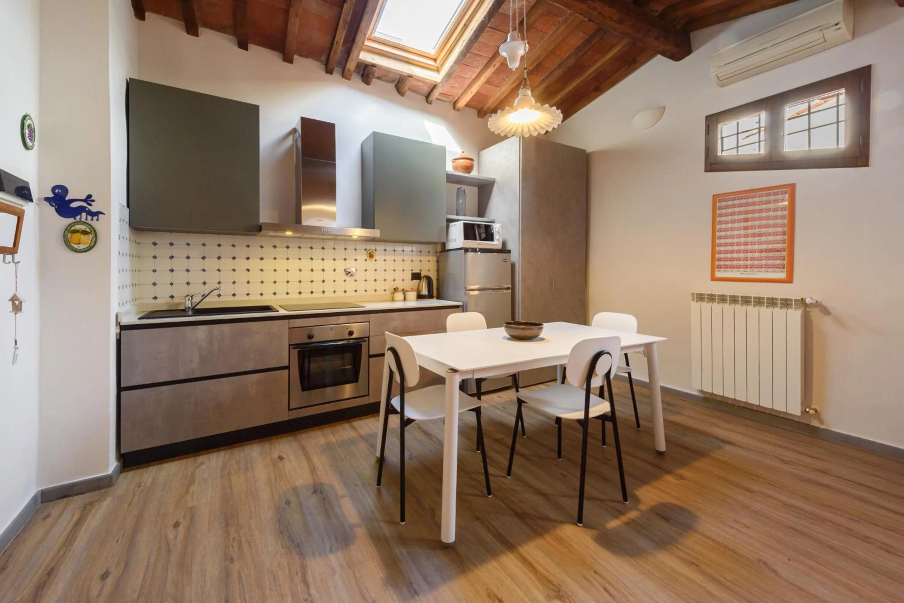 Kitchen or kitchenette in Una finestra sulle Cappelle Medicee by Mmega