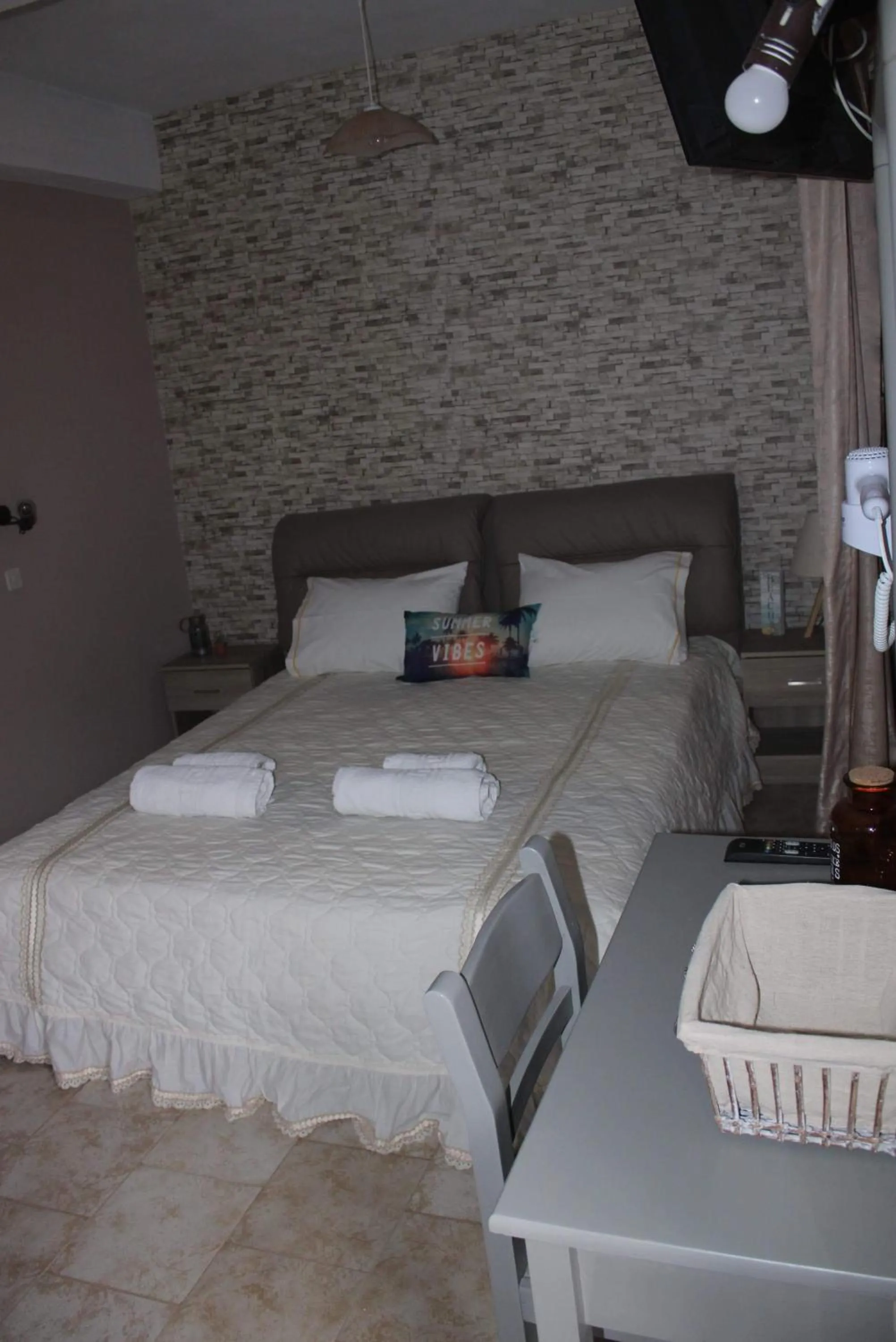 Bed in Marinos Studios at Lourdata village