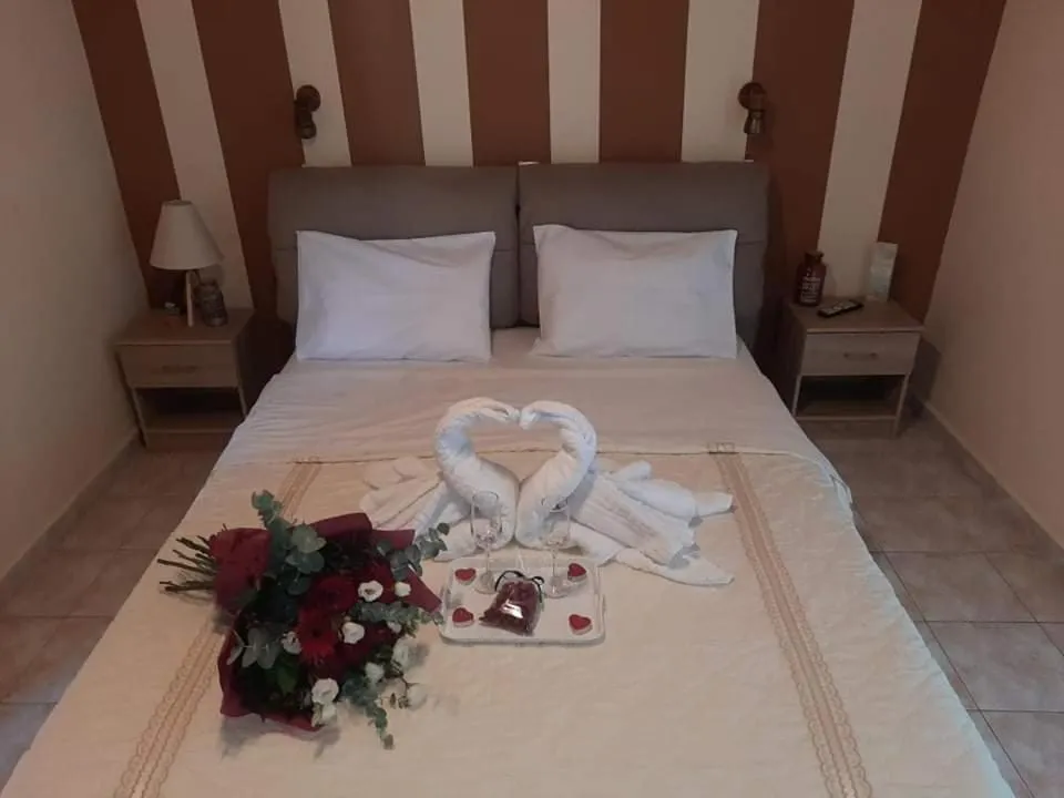 Bed in Marinos Studios at Lourdata village