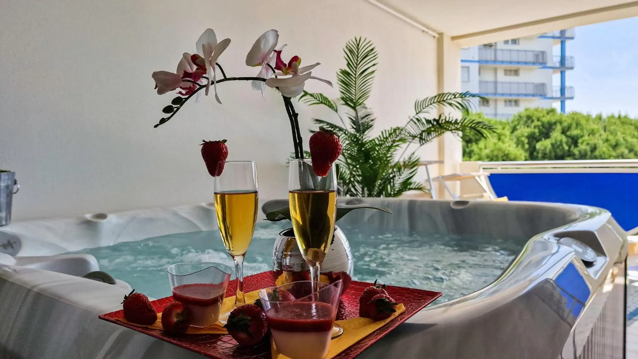 Hot Tub in Ashanti Aparthotel Wellness&Spa