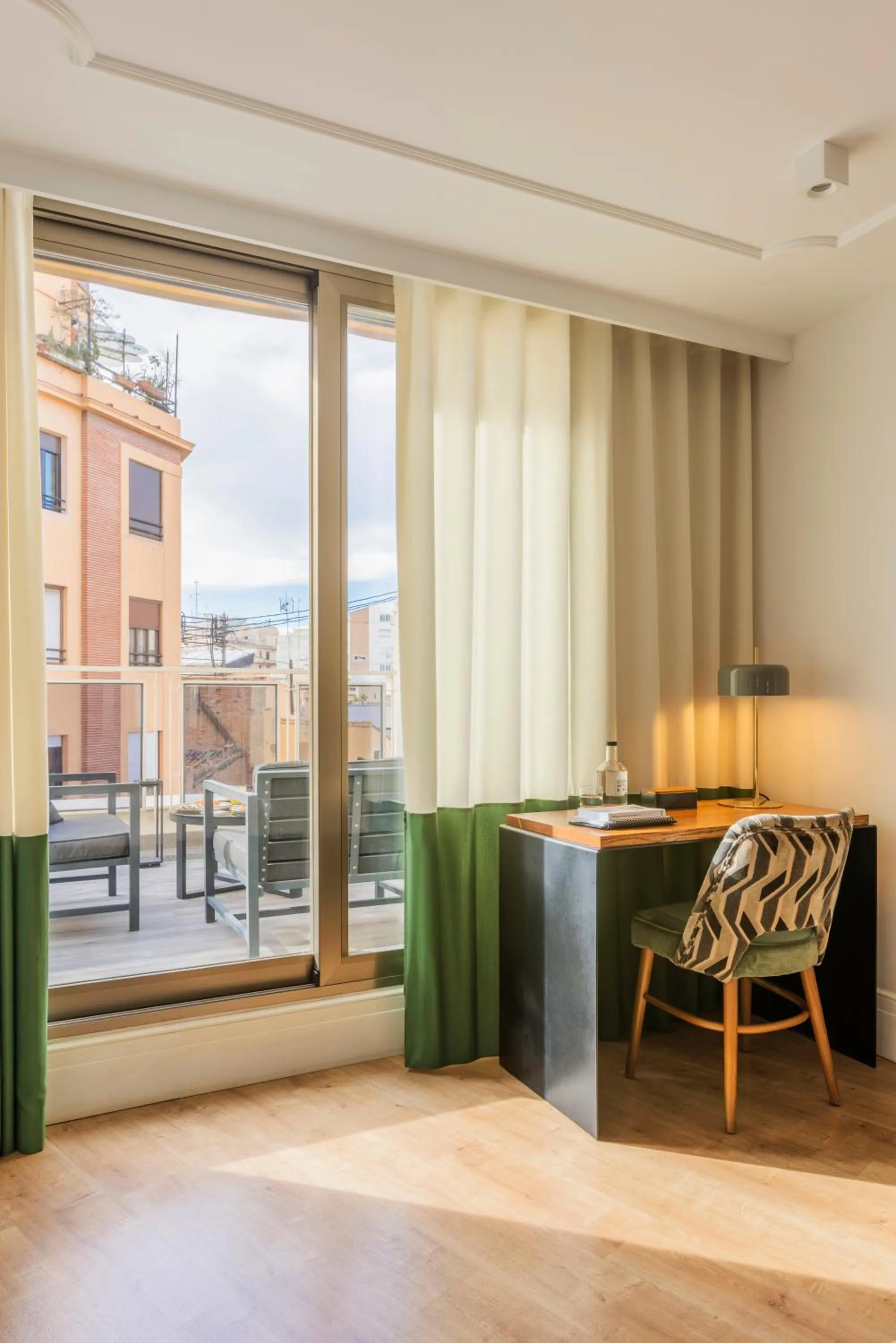 Seating area in Room Mate Cosmo - City Centre, Valencia