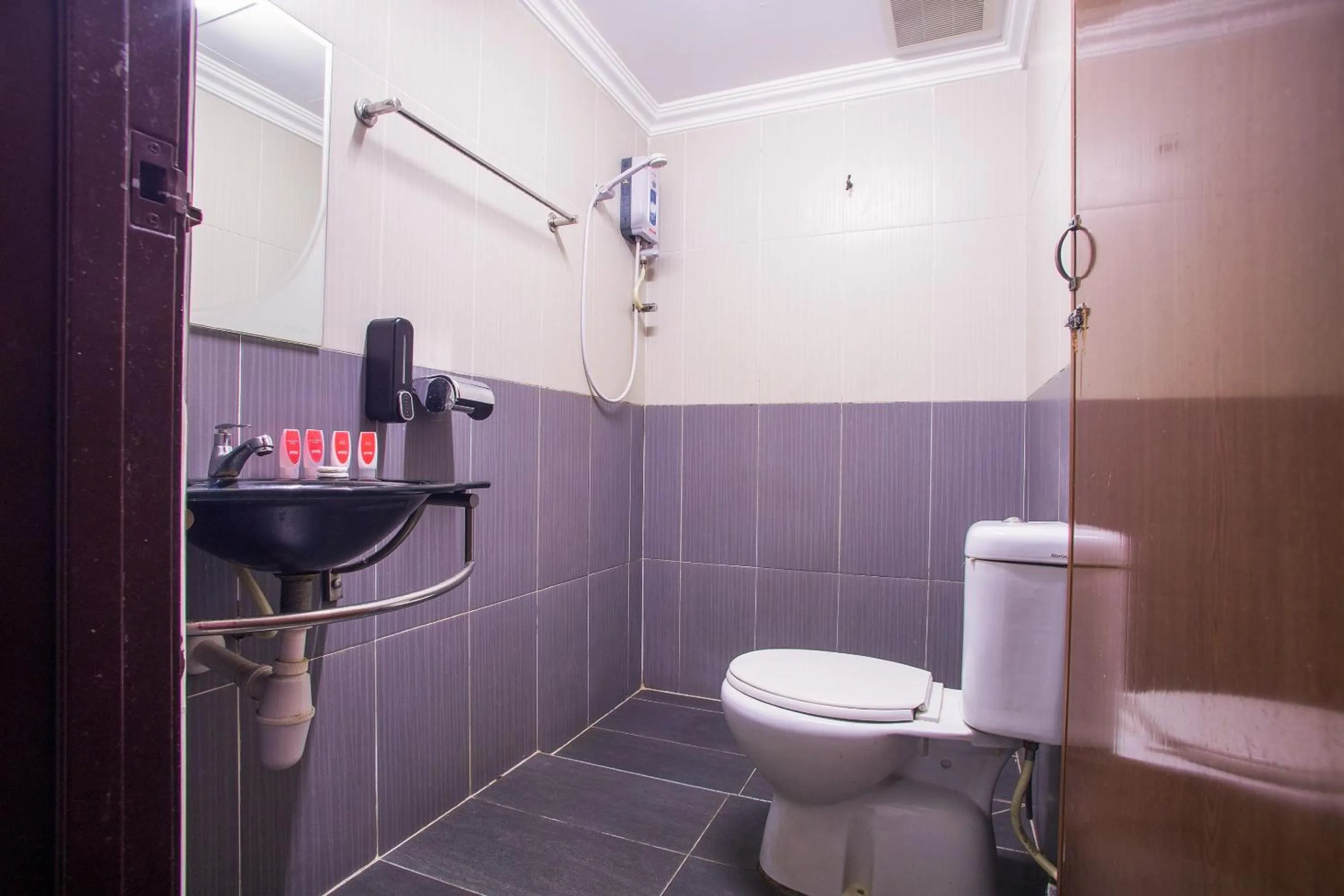 Bathroom in Hotel O Casavilla Hotel