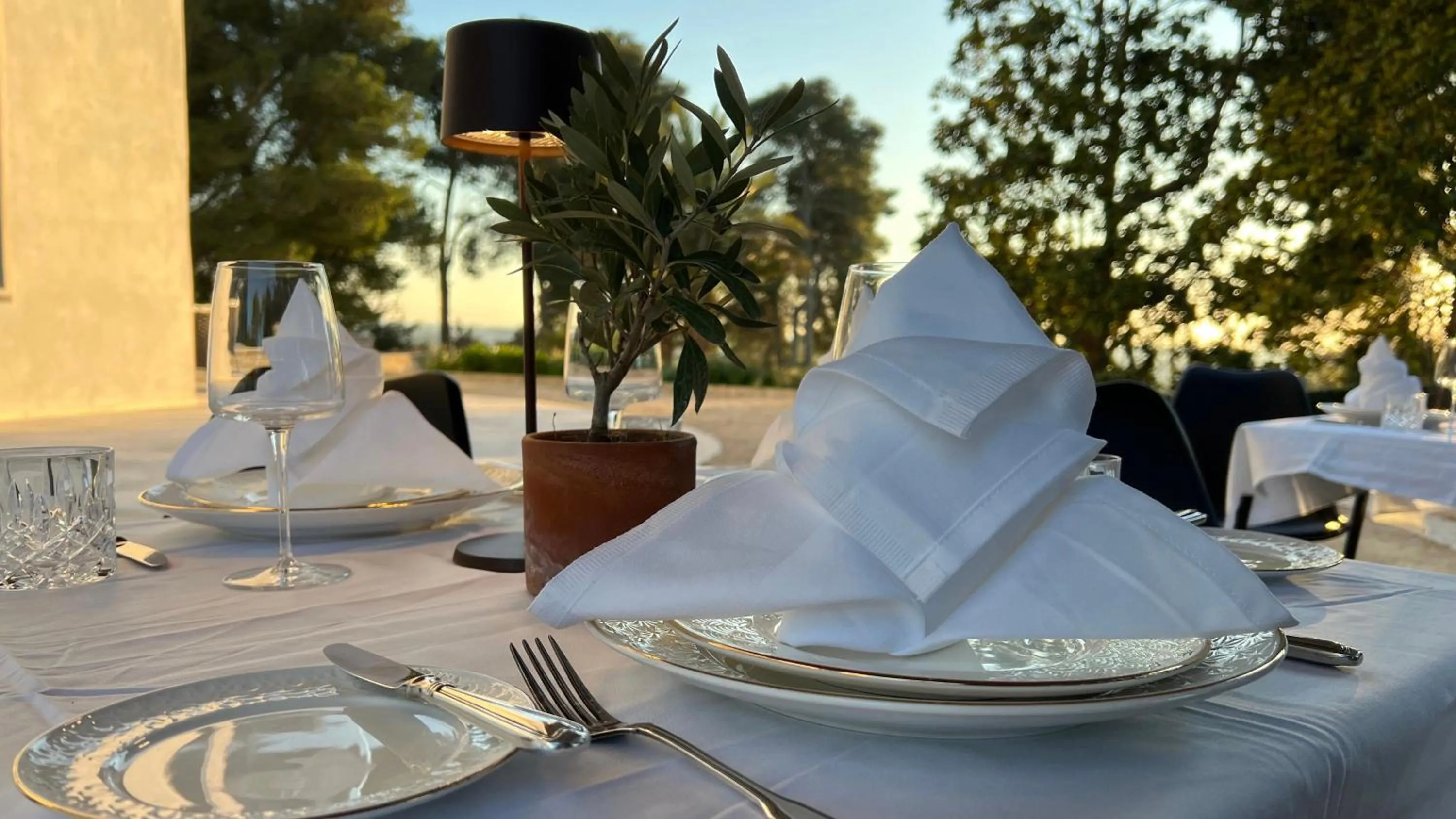 Restaurant/places to eat in Sa Suites