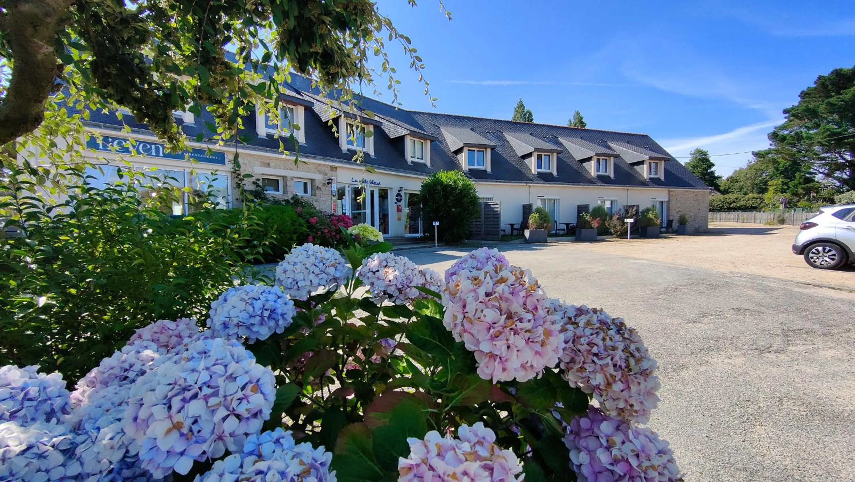 Property building in Hôtel Restaurant La Voile Bleue