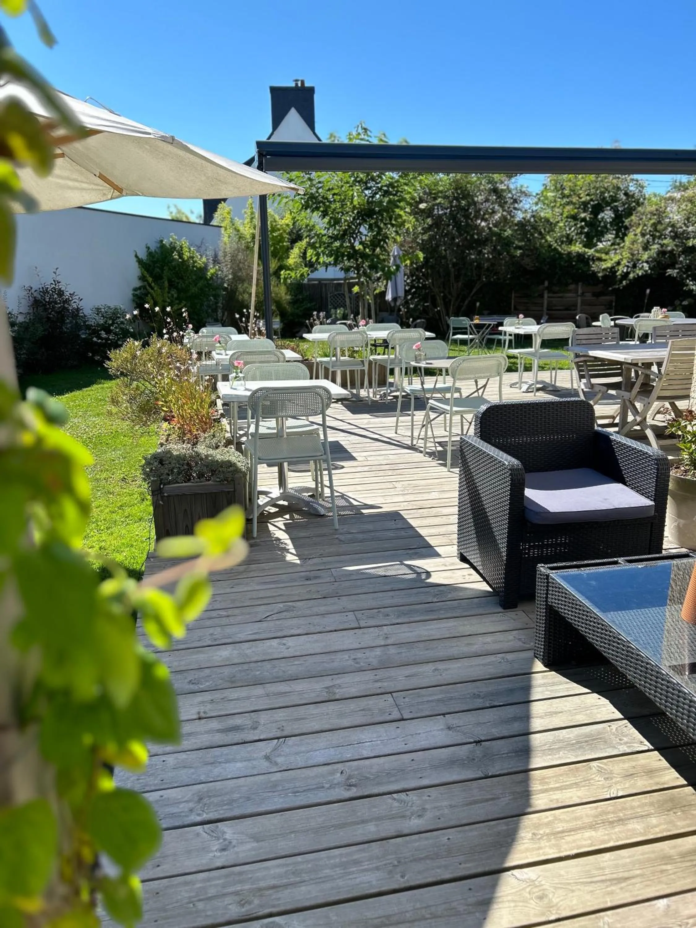 Patio in Hôtel Restaurant La Voile Bleue