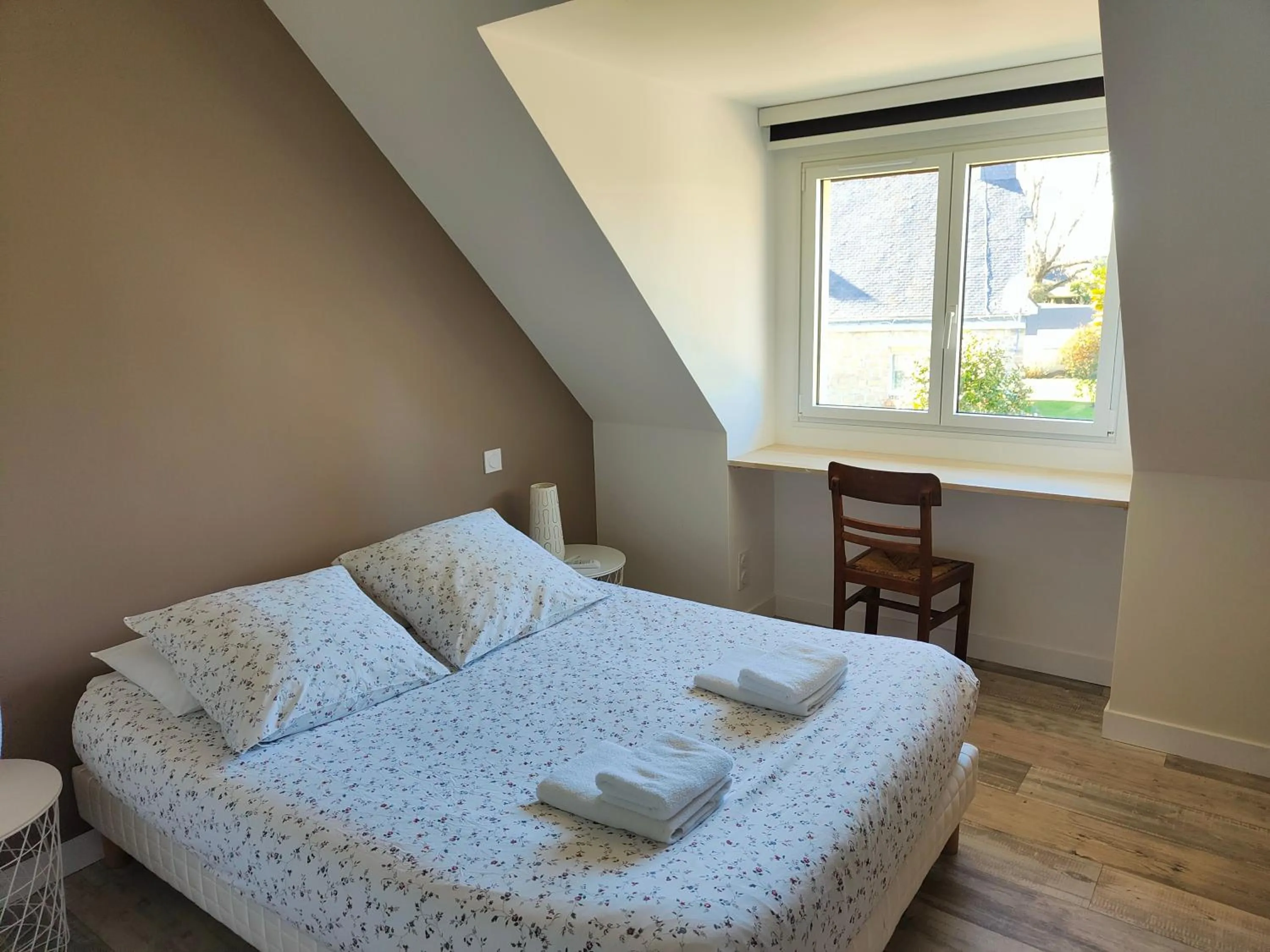 Bedroom, Bed in Hôtel Restaurant La Voile Bleue