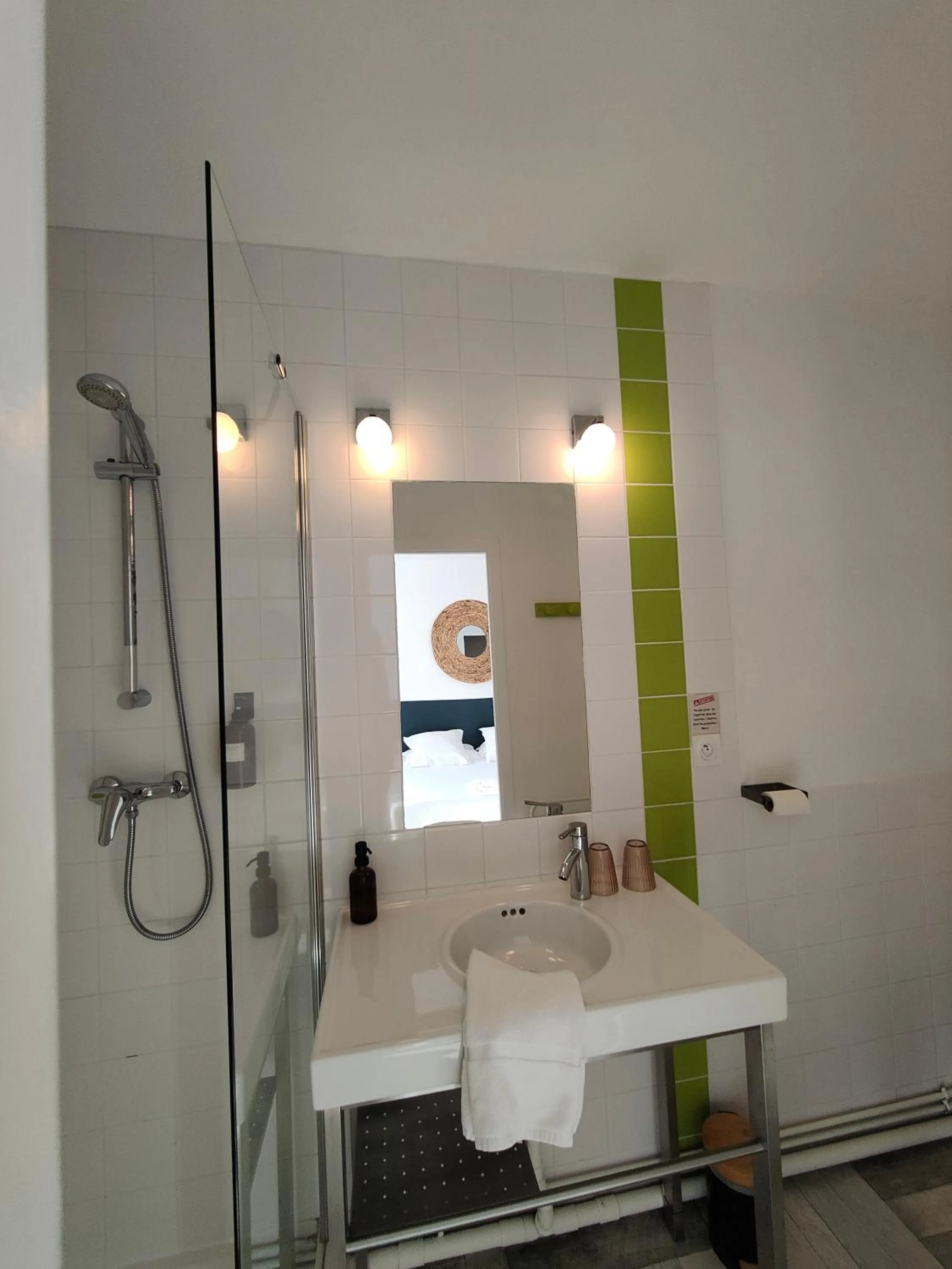 Bathroom in Hôtel Restaurant La Voile Bleue