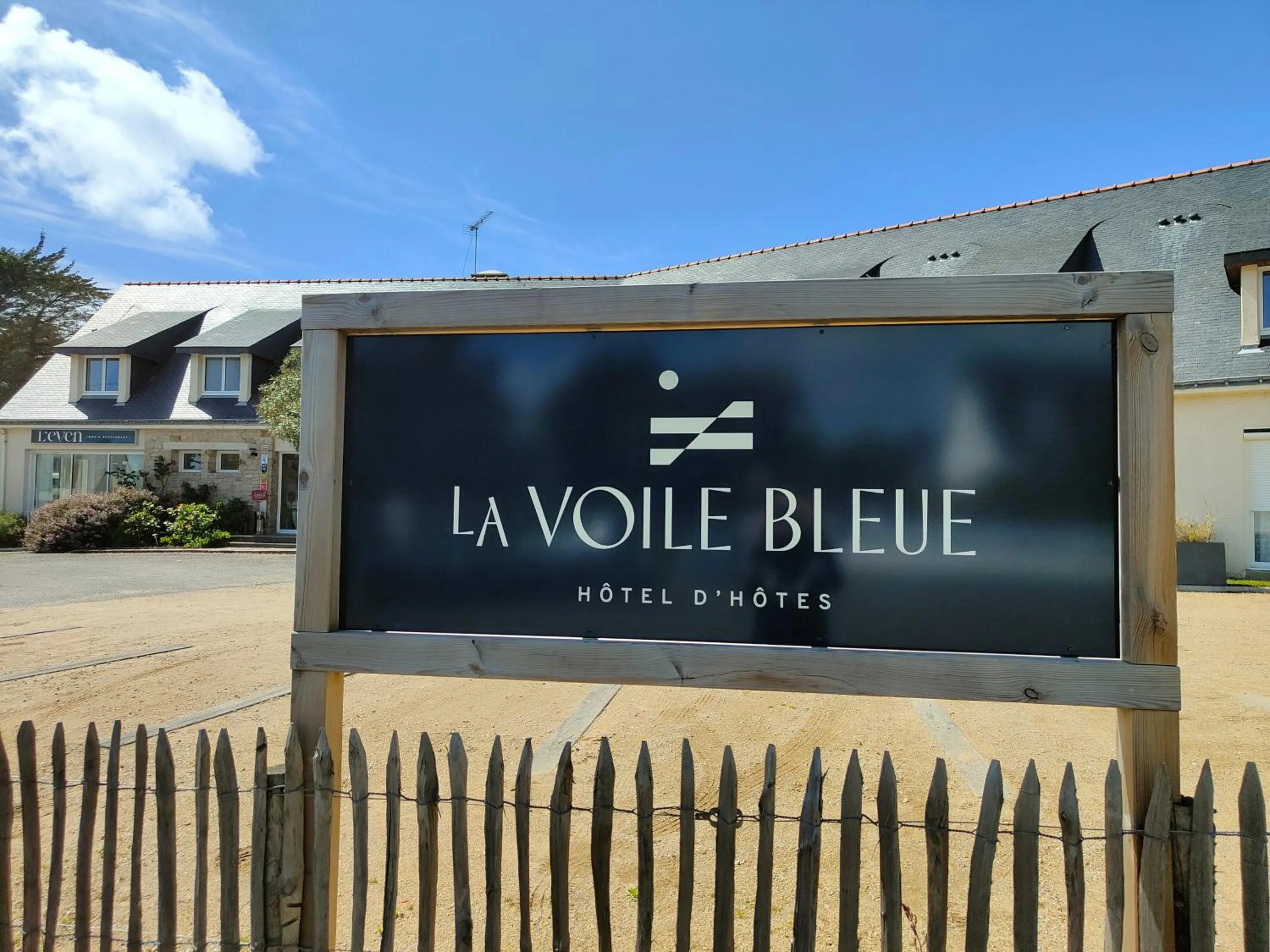 Property logo or sign in Hôtel Restaurant La Voile Bleue