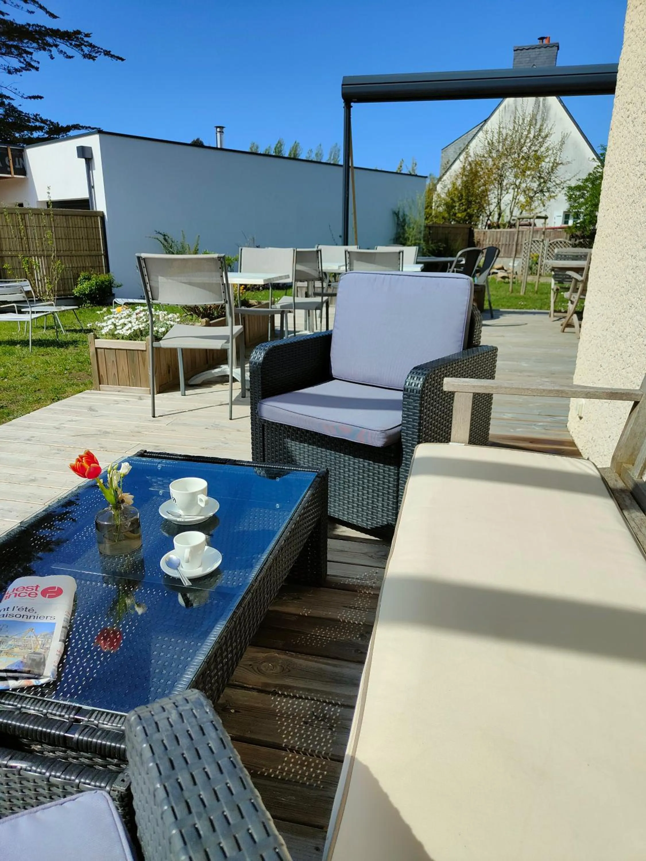 Patio in Hôtel Restaurant La Voile Bleue