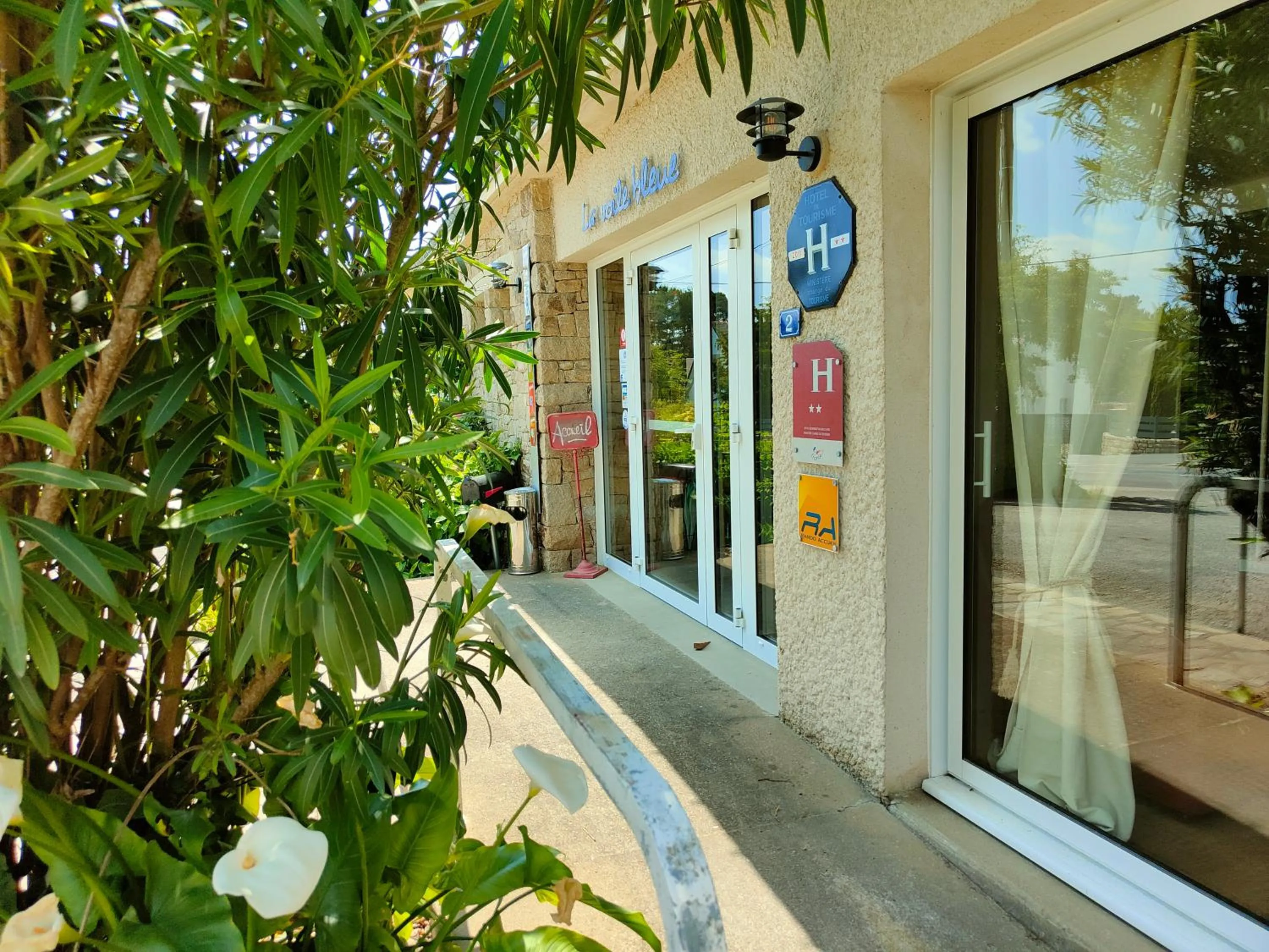 Property building in Hôtel Restaurant La Voile Bleue