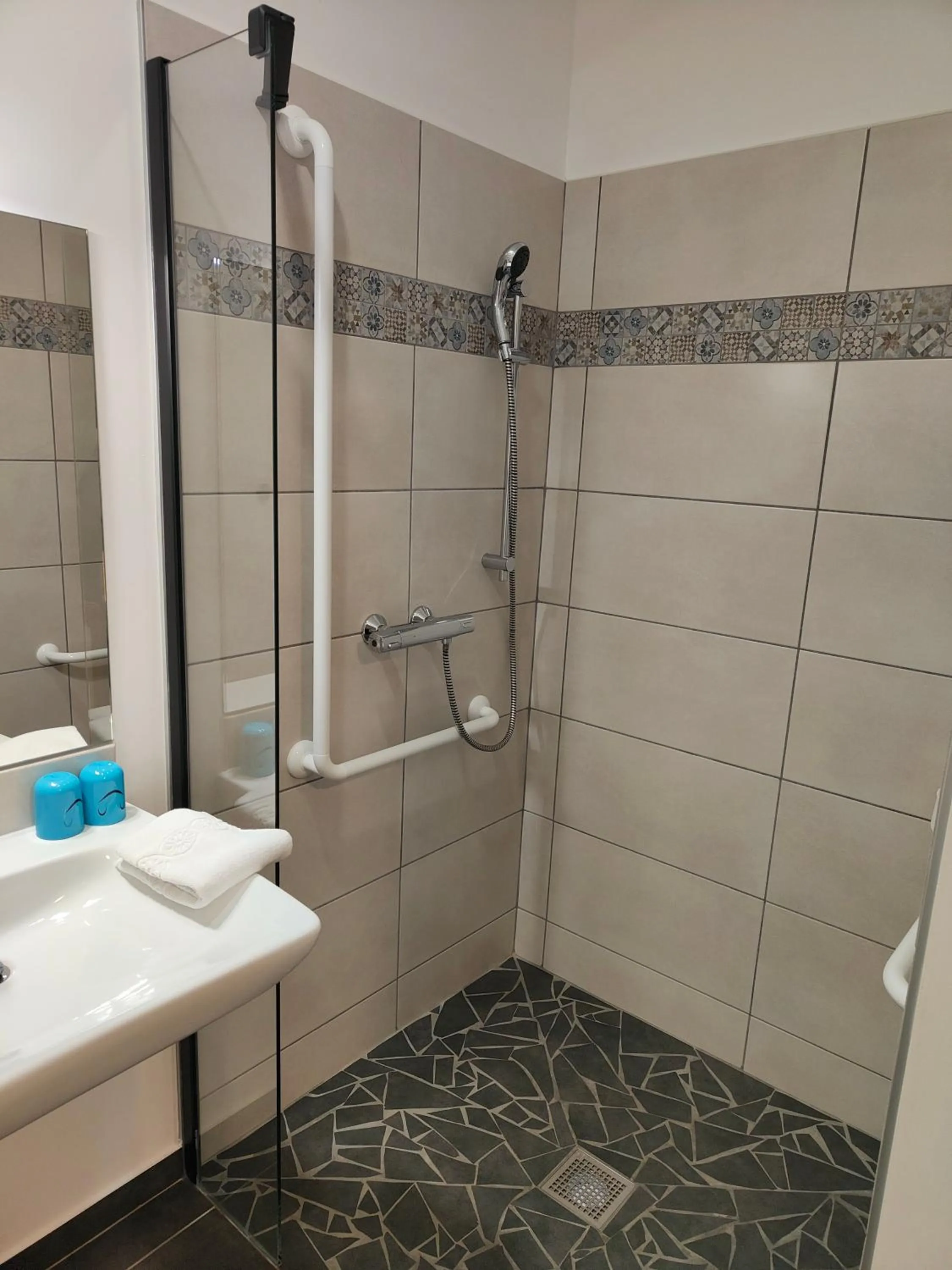 Bathroom in Hôtel Restaurant La Voile Bleue