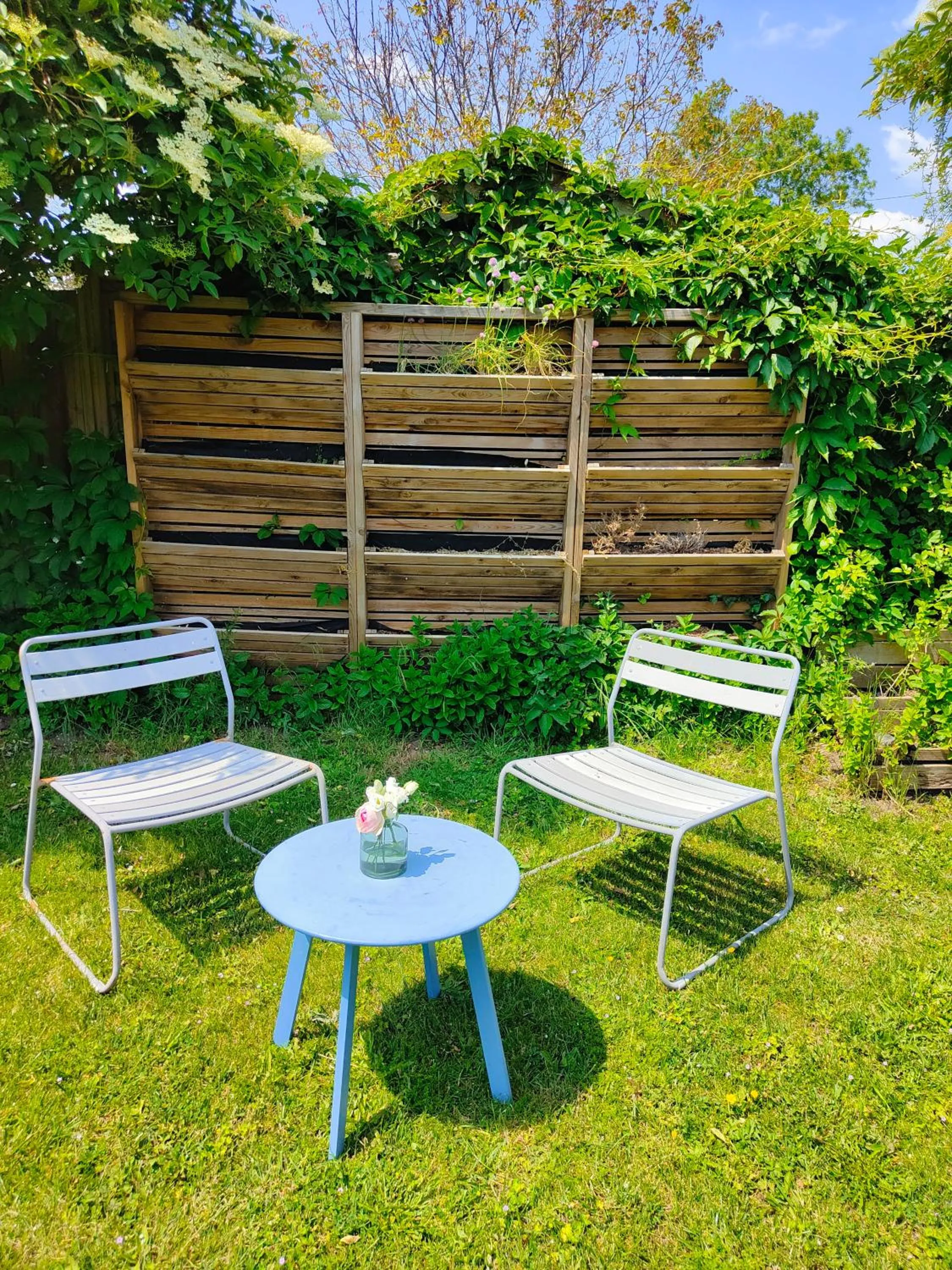 Patio in Hôtel Restaurant La Voile Bleue