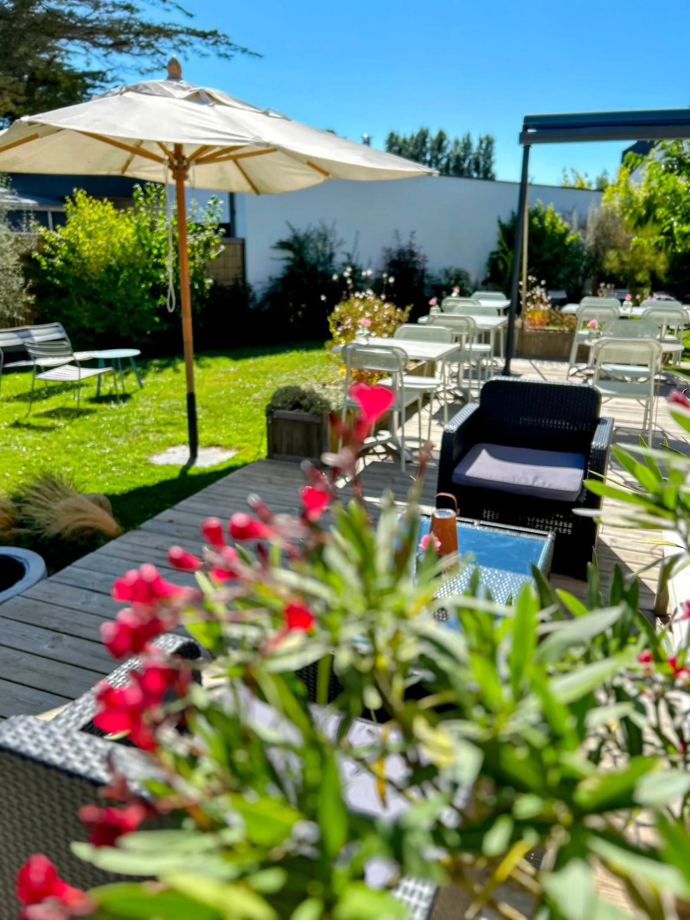 Garden in Hôtel Restaurant La Voile Bleue