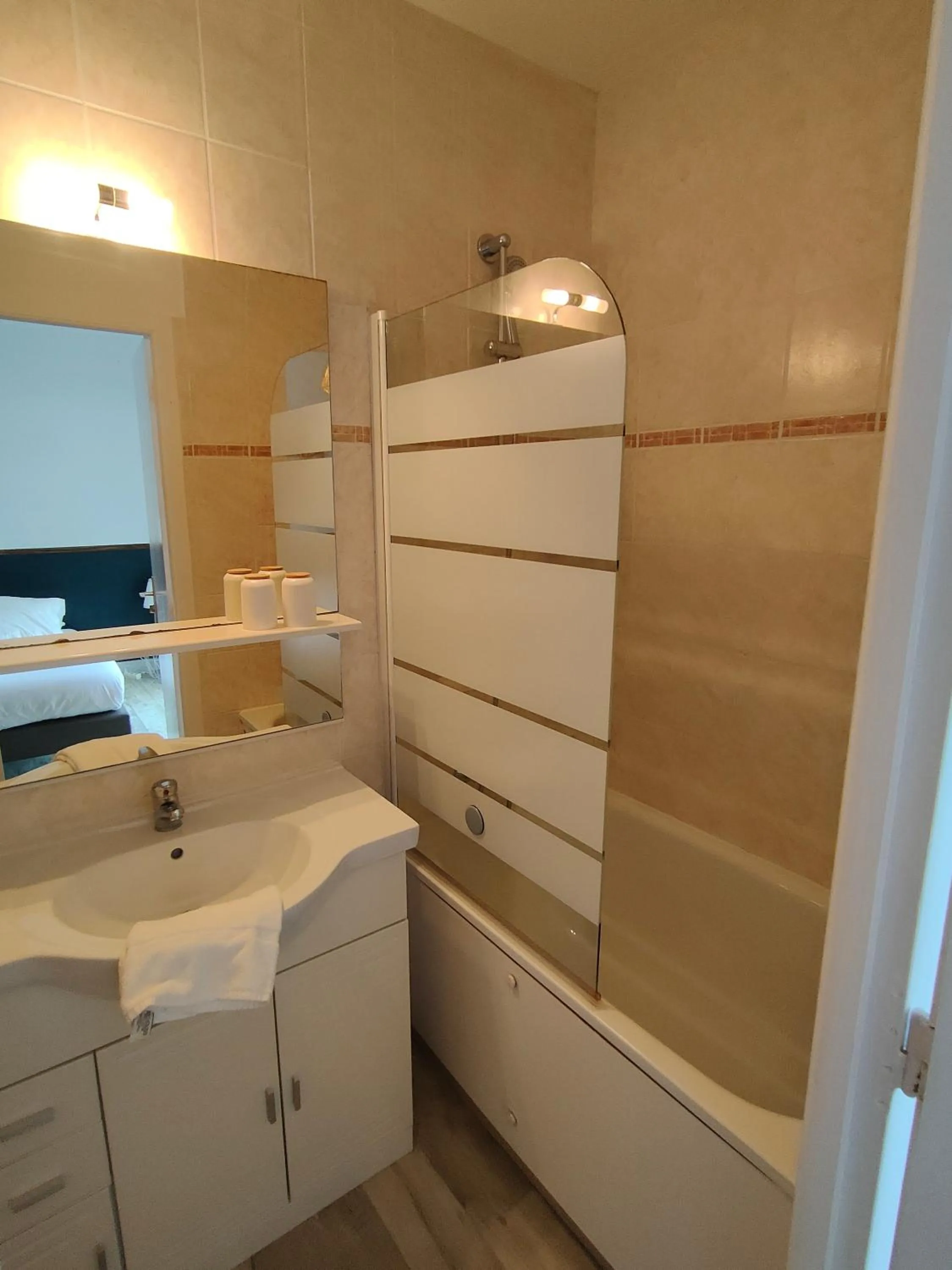 Bathroom in Hôtel Restaurant La Voile Bleue