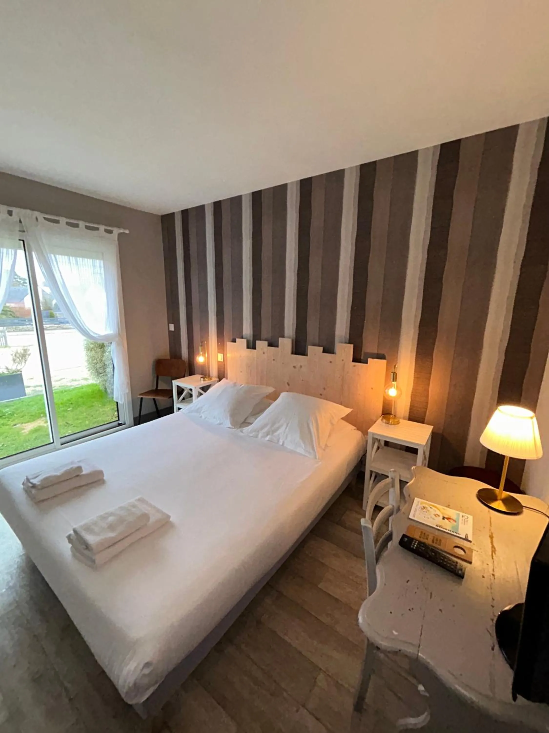 Bedroom, Bed in Hôtel Restaurant La Voile Bleue