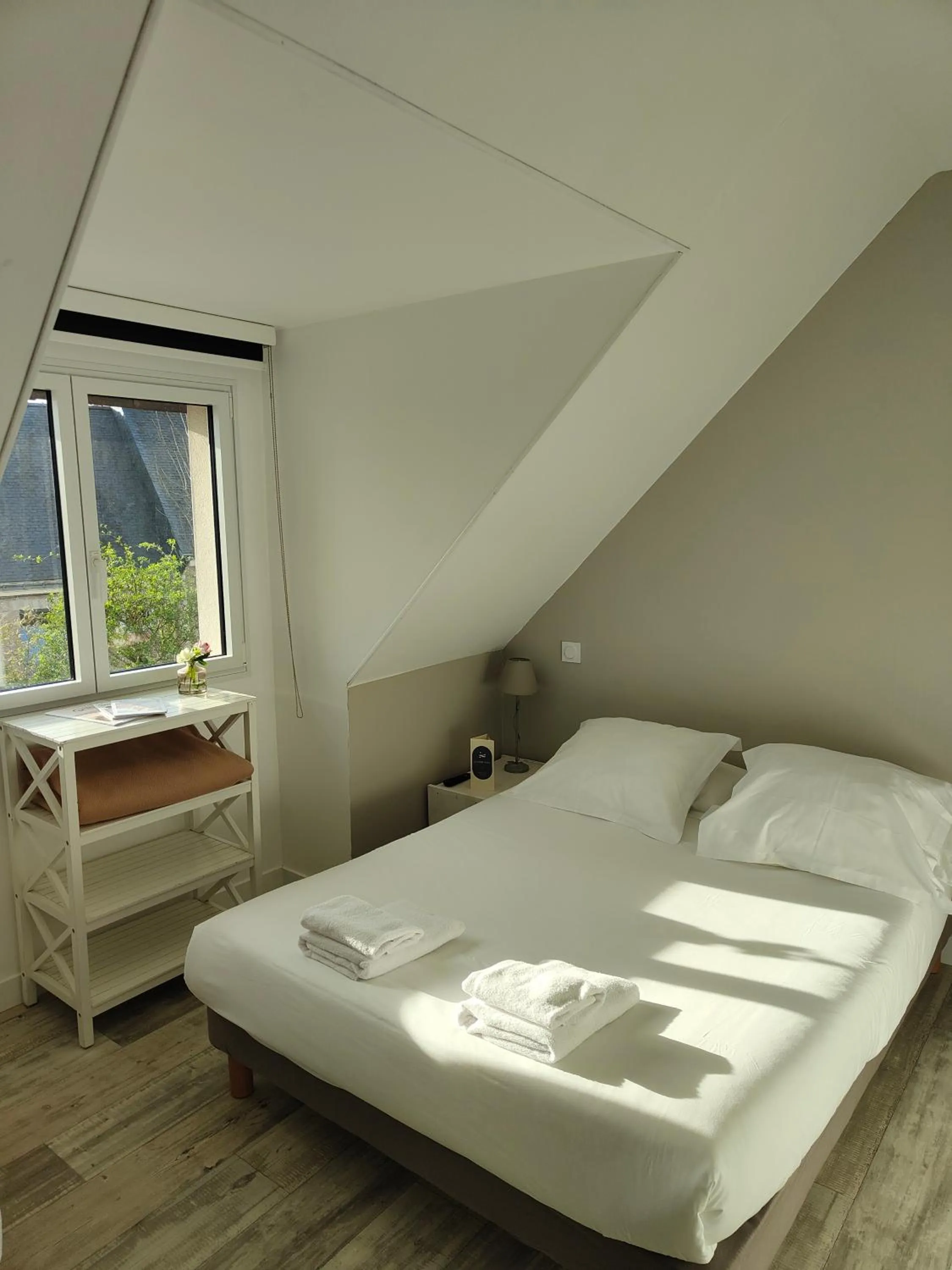 Bed in Hôtel Restaurant La Voile Bleue