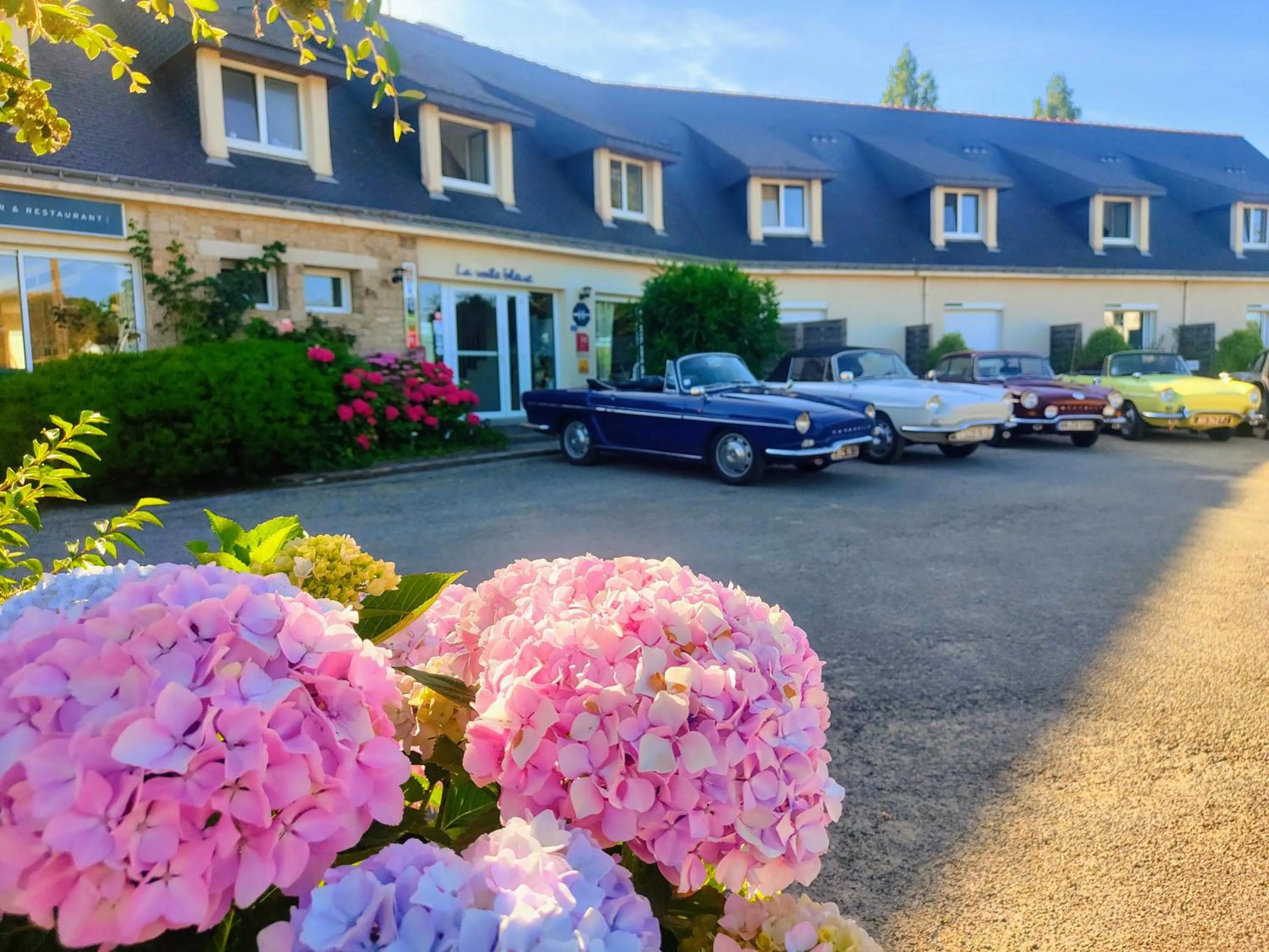 Property building in Hôtel Restaurant La Voile Bleue