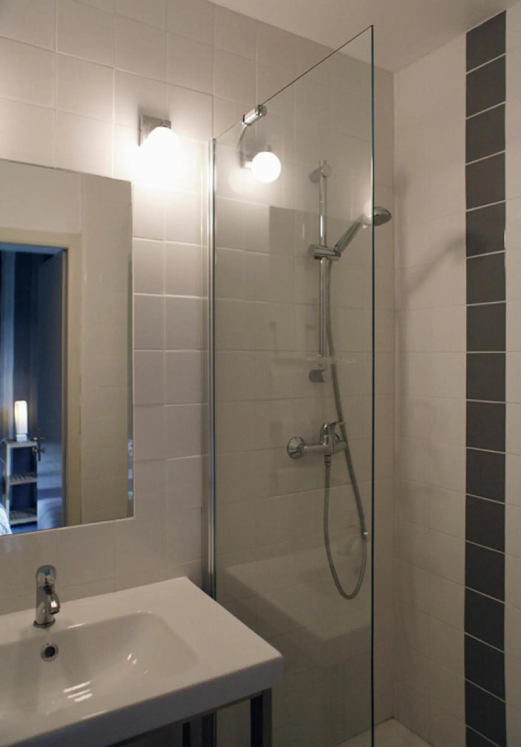 Bathroom in Hôtel Restaurant La Voile Bleue