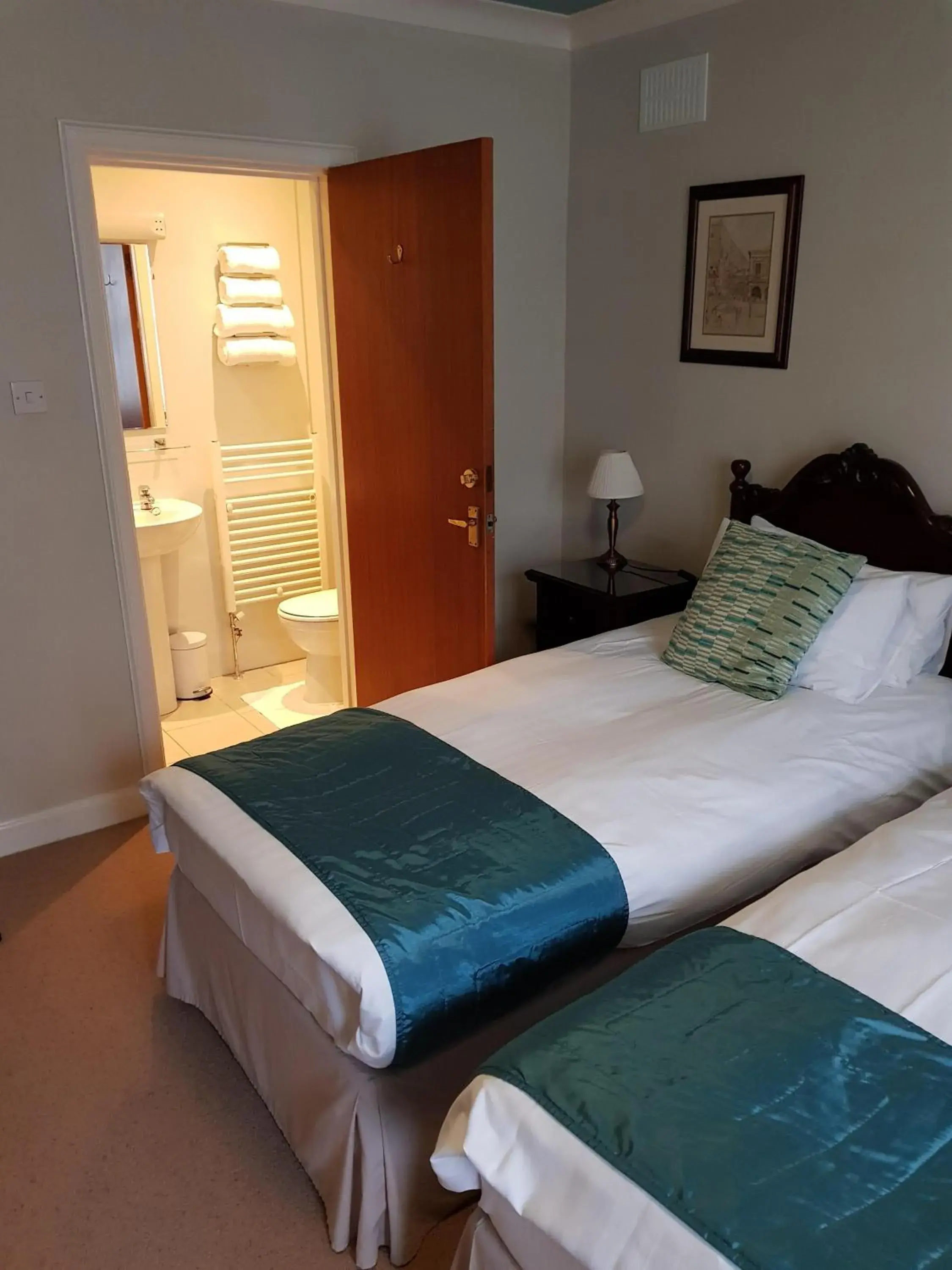 Twin Room with Private Bathroom - single occupancy in Hamilton House Twin Room with Private Bathroom - single occupancy in Hamilton House