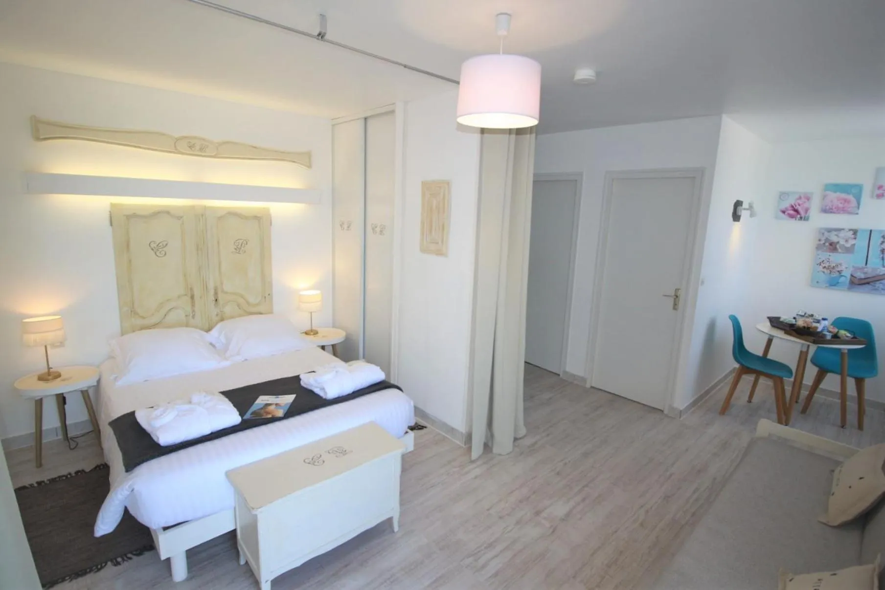 Photo of the whole room in Hôtel Au Clos Paillé La Roche Posay