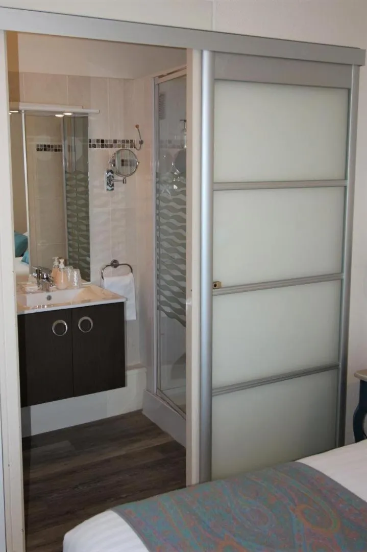 Bathroom in Hôtel Au Clos Paillé La Roche Posay