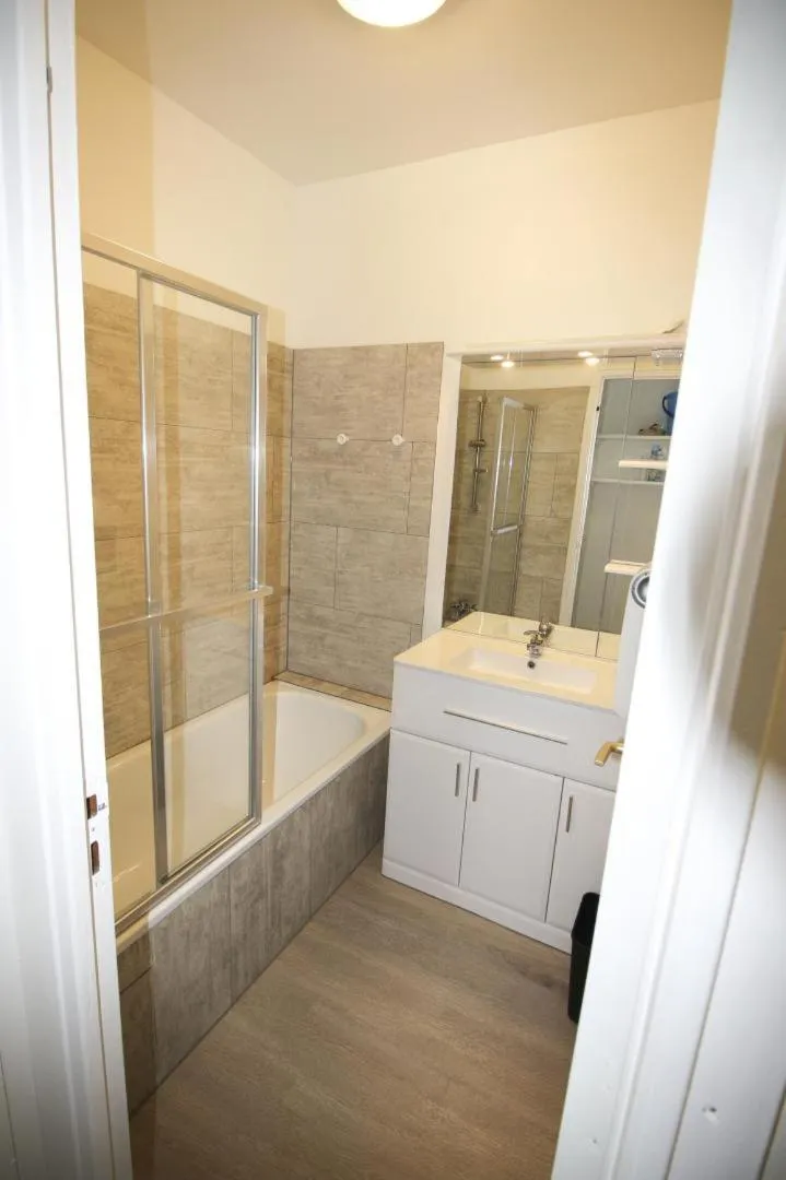 Bathroom in Hôtel Au Clos Paillé La Roche Posay