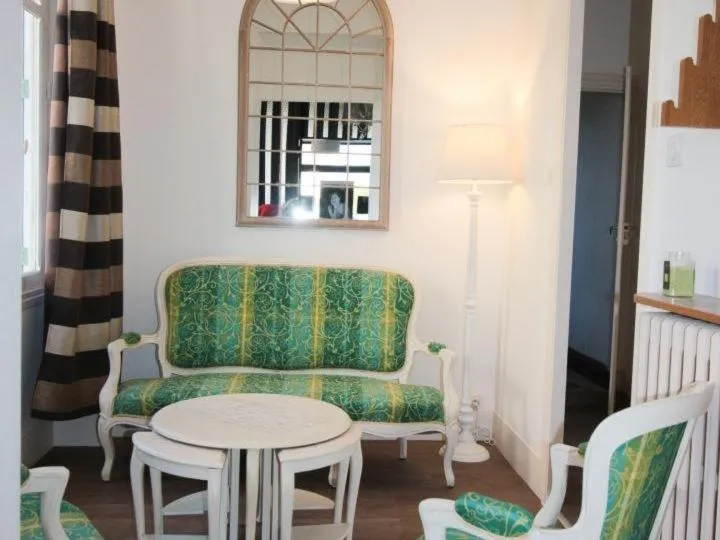 Living room in Hôtel Au Clos Paillé La Roche Posay