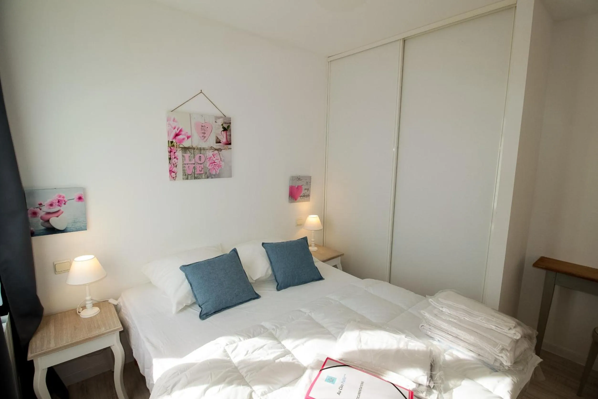 Photo of the whole room in Hôtel Au Clos Paillé La Roche Posay