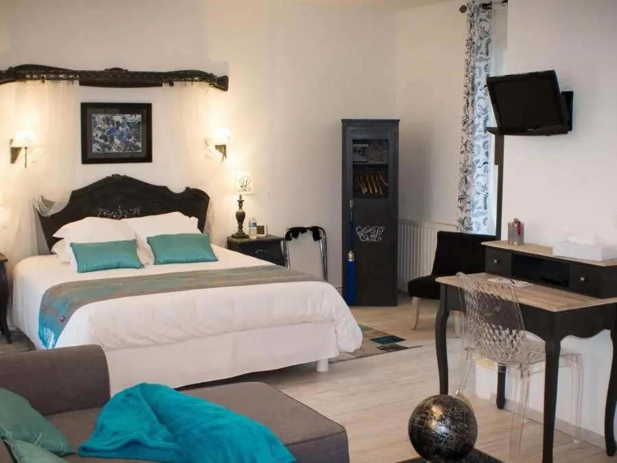 Photo of the whole room in Hôtel Au Clos Paillé La Roche Posay