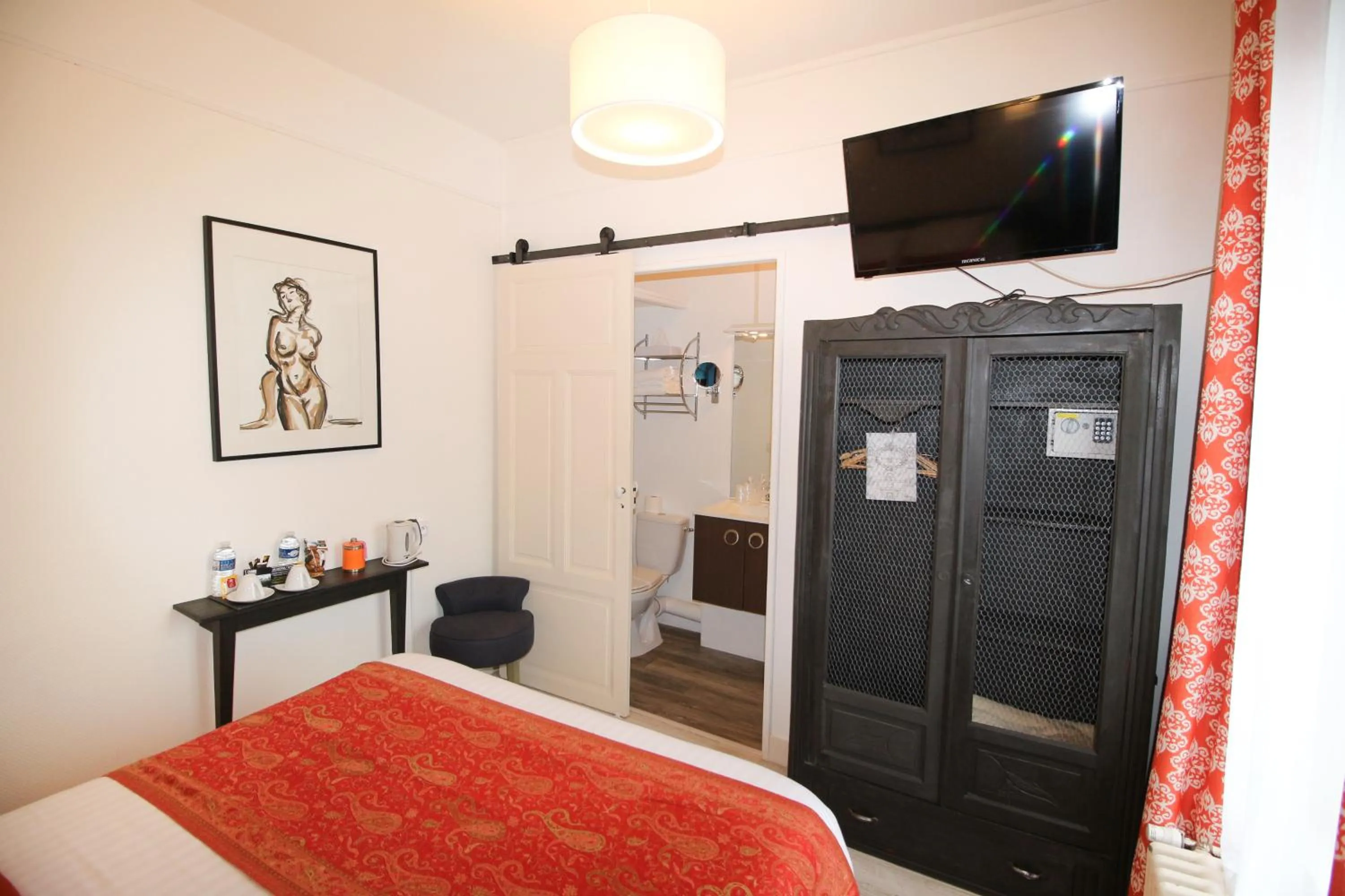 Photo of the whole room in Hôtel Au Clos Paillé La Roche Posay