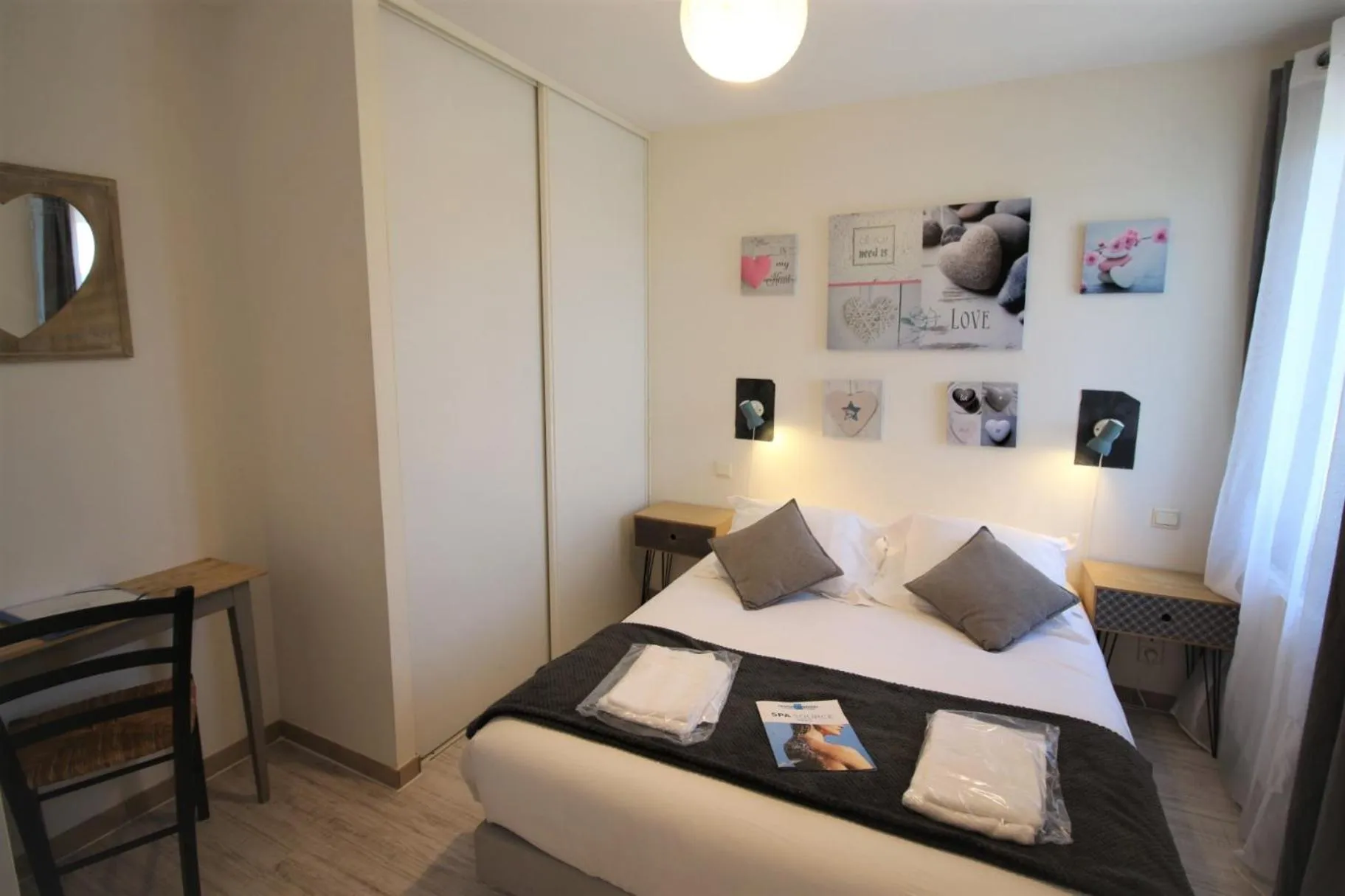 Photo of the whole room in Hôtel Au Clos Paillé La Roche Posay