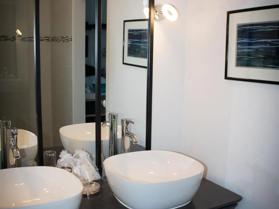 Bathroom in Hôtel Au Clos Paillé La Roche Posay