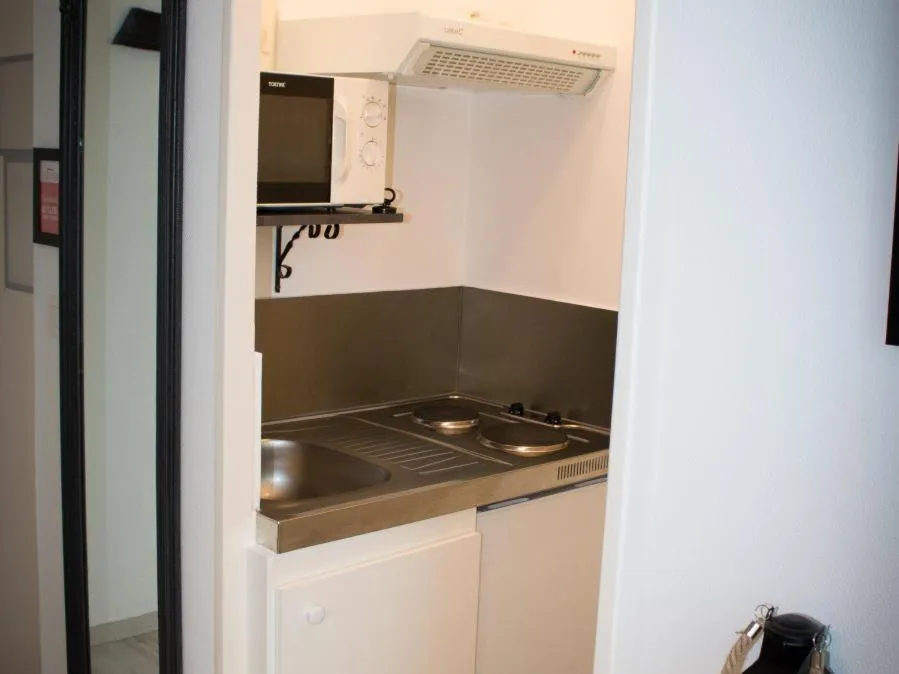 Kitchen or kitchenette in Hôtel Au Clos Paillé La Roche Posay