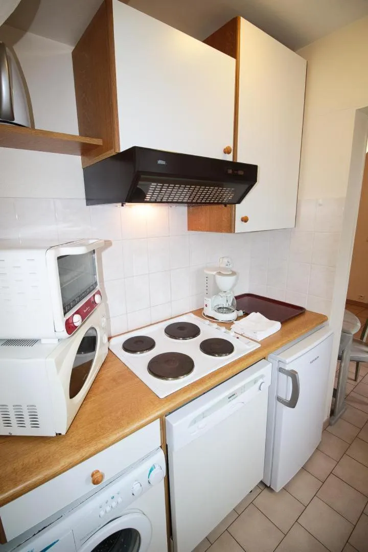 Kitchen or kitchenette in Hôtel Au Clos Paillé La Roche Posay