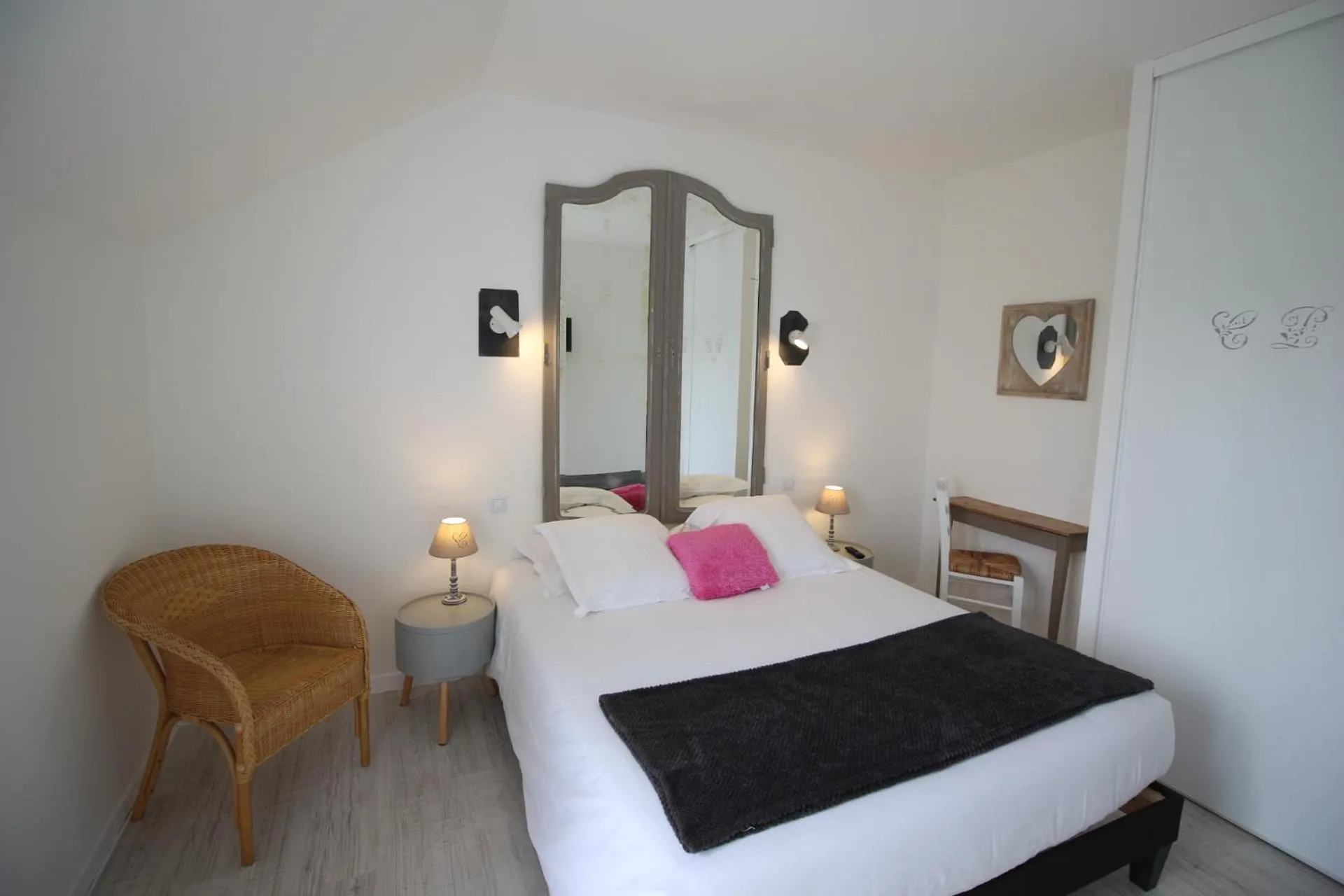 Photo of the whole room in Hôtel Au Clos Paillé La Roche Posay