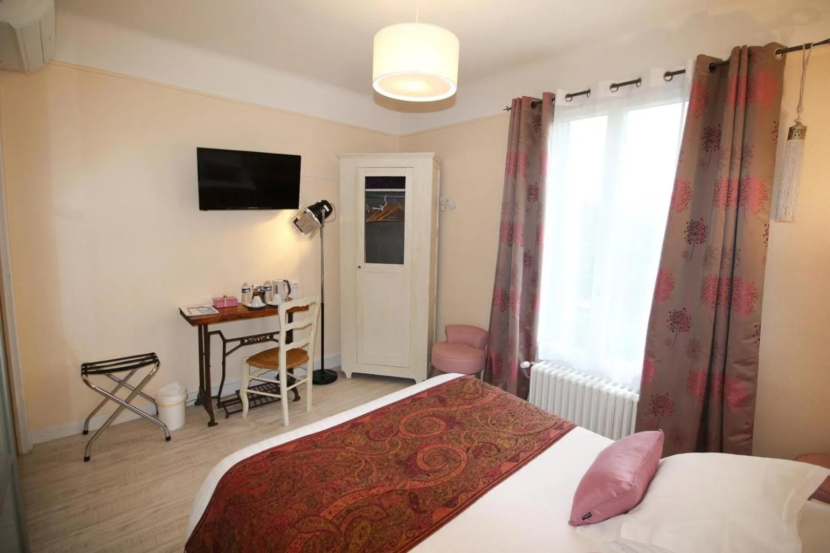 Photo of the whole room in Hôtel Au Clos Paillé La Roche Posay