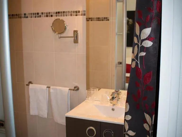 Twin Room with Shower in Au Clos Paillé La Roche Posay Twin Room with Shower in Au Clos Paillé La Roche Posay