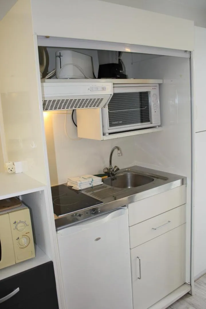 Kitchen or kitchenette in Hôtel Au Clos Paillé La Roche Posay