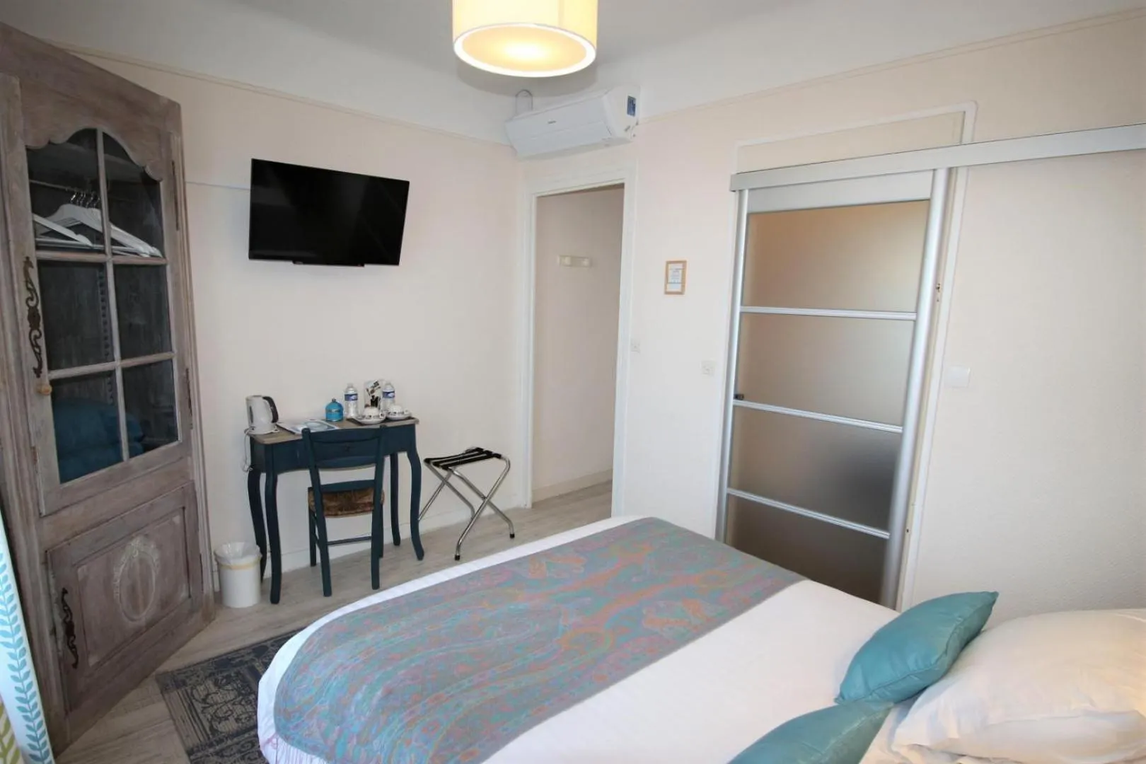 Photo of the whole room in Hôtel Au Clos Paillé La Roche Posay