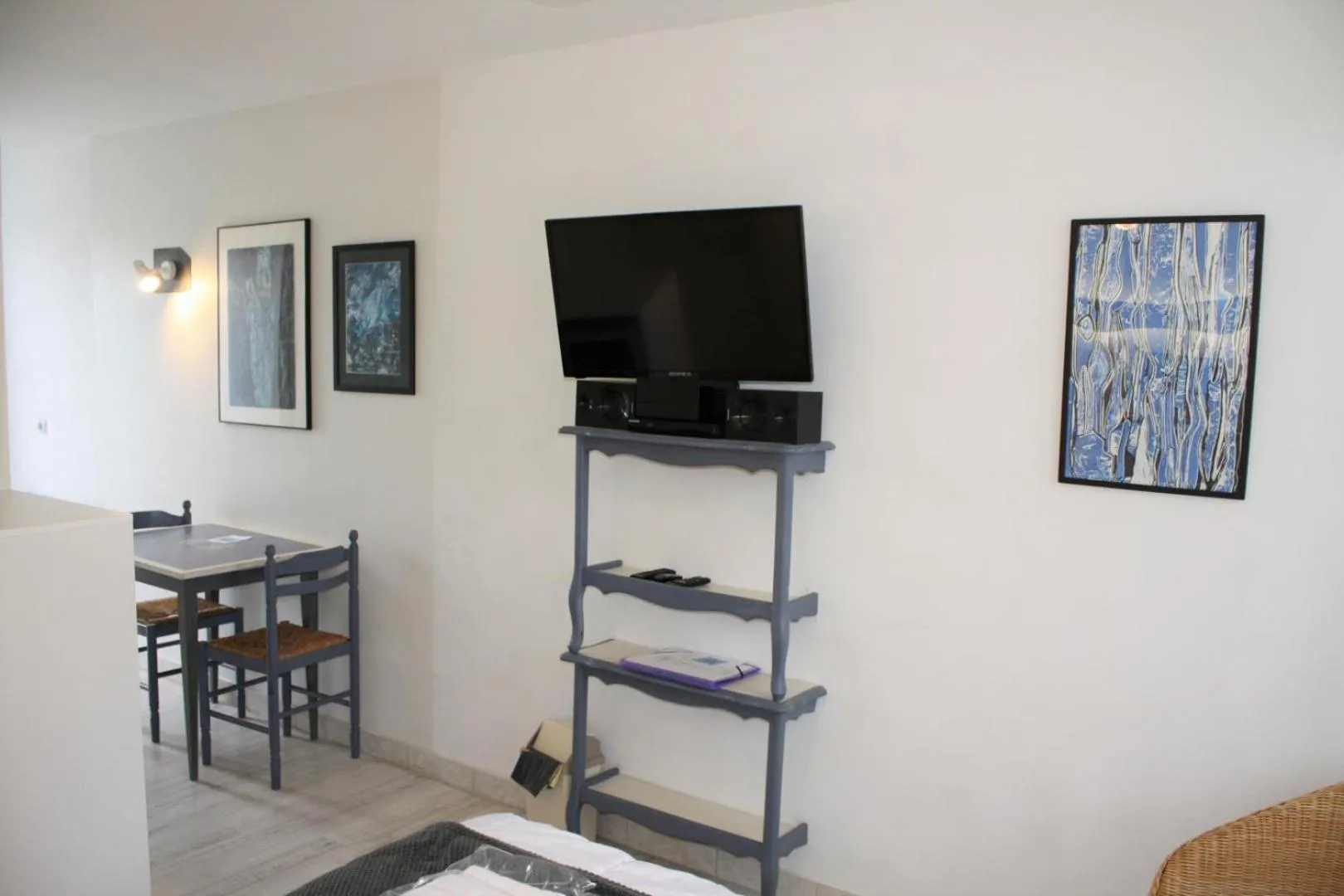 TV and multimedia in Hôtel Au Clos Paillé La Roche Posay