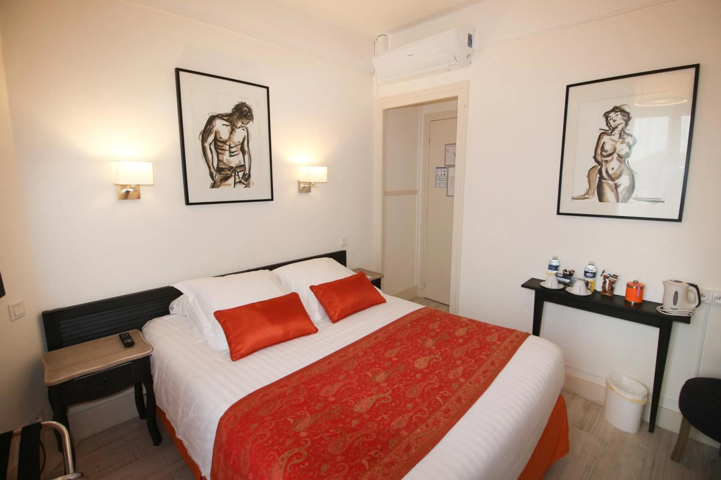 Photo of the whole room in Hôtel Au Clos Paillé La Roche Posay