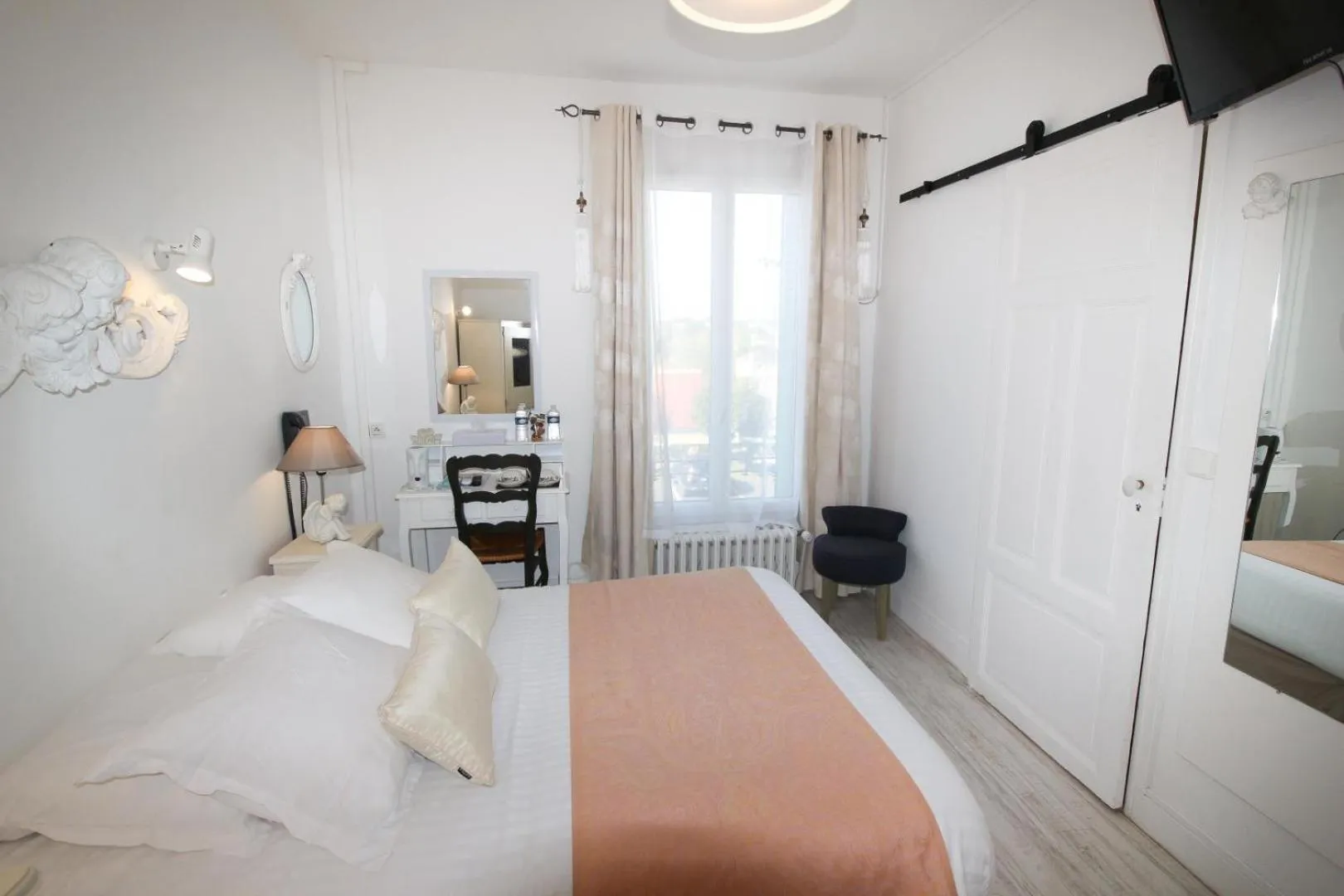 Photo of the whole room in Hôtel Au Clos Paillé La Roche Posay